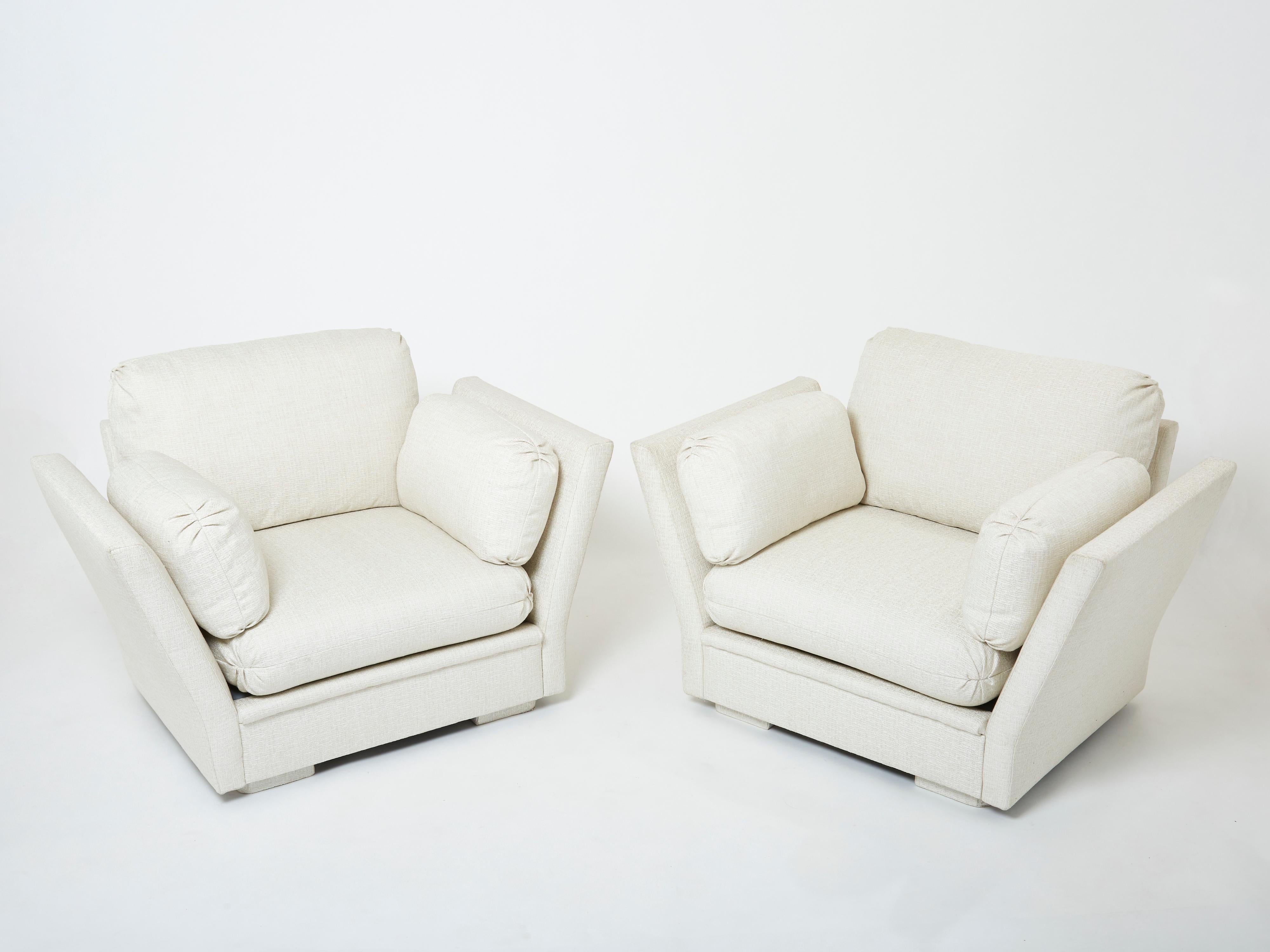 As inviting as they are stylish, this pair of Maison Jansen armchairs reflects the House neoclassical side. These original models have been reupholstered in high-quality textured cotton fabric, in a neutral, sophisticated and textured cream colour.