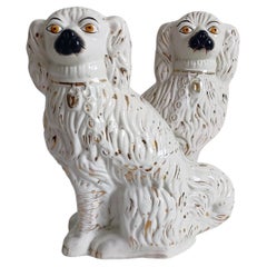 Coppia di grandi cani da caminetto in maiolica, stile Staffordshire, raffiguranti un King Charles Spaniel
