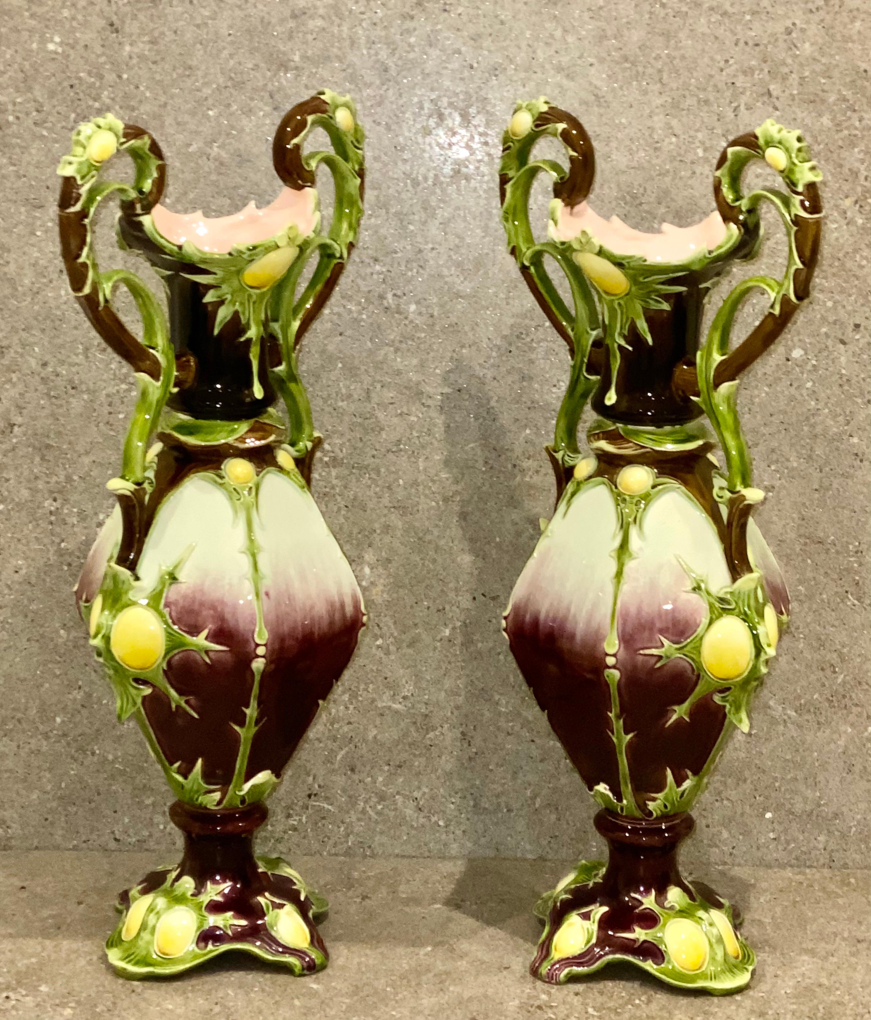 Autrichien Paire de grands vases en majolique de Julius Dressler, Autriche, datant d'environ 1885 en vente