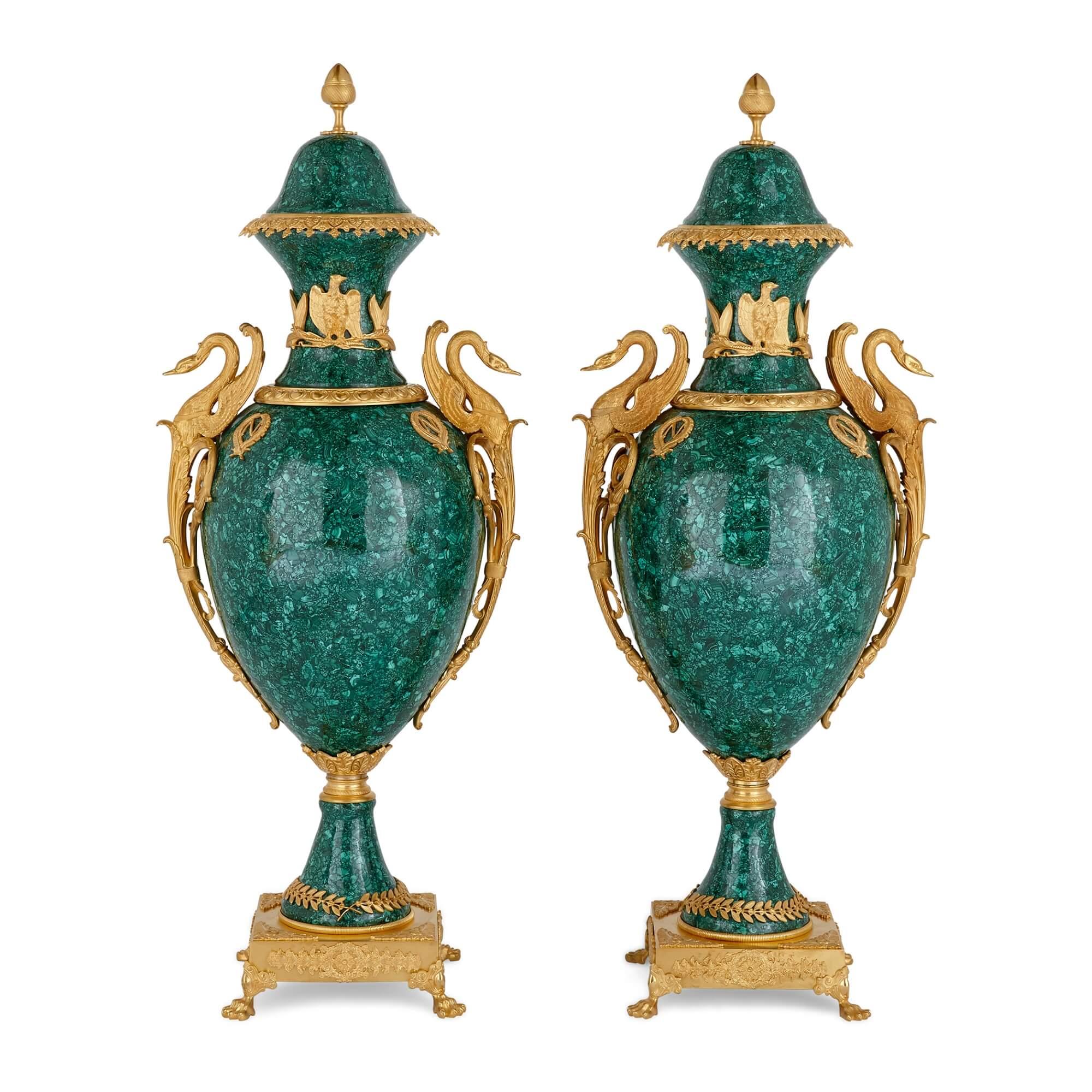 Paar große Vasen im Empire-Stil mit Malachit und Ormolu-Montierung (Französisch) im Angebot