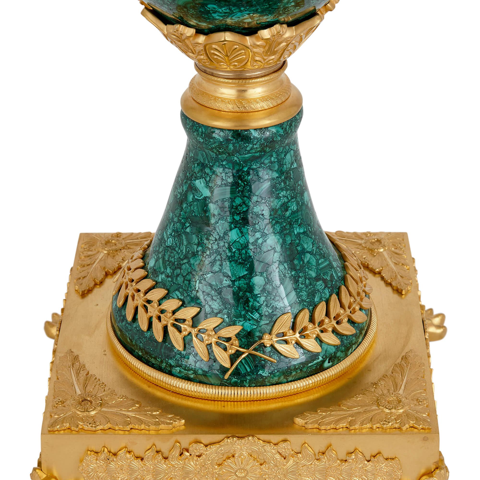 Coppia di grandi vasi in stile impero con montatura in malachite e ormolu In condizioni buone in vendita a London, GB