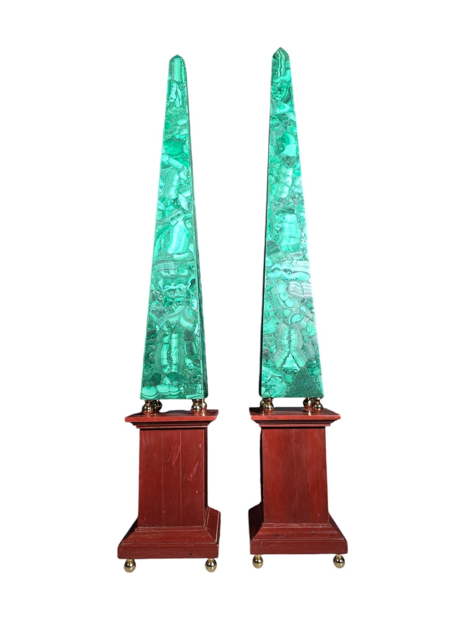 Coppia di grandi obelischi in malachite con base in diaspro rosso Panoramica: in vendita 6