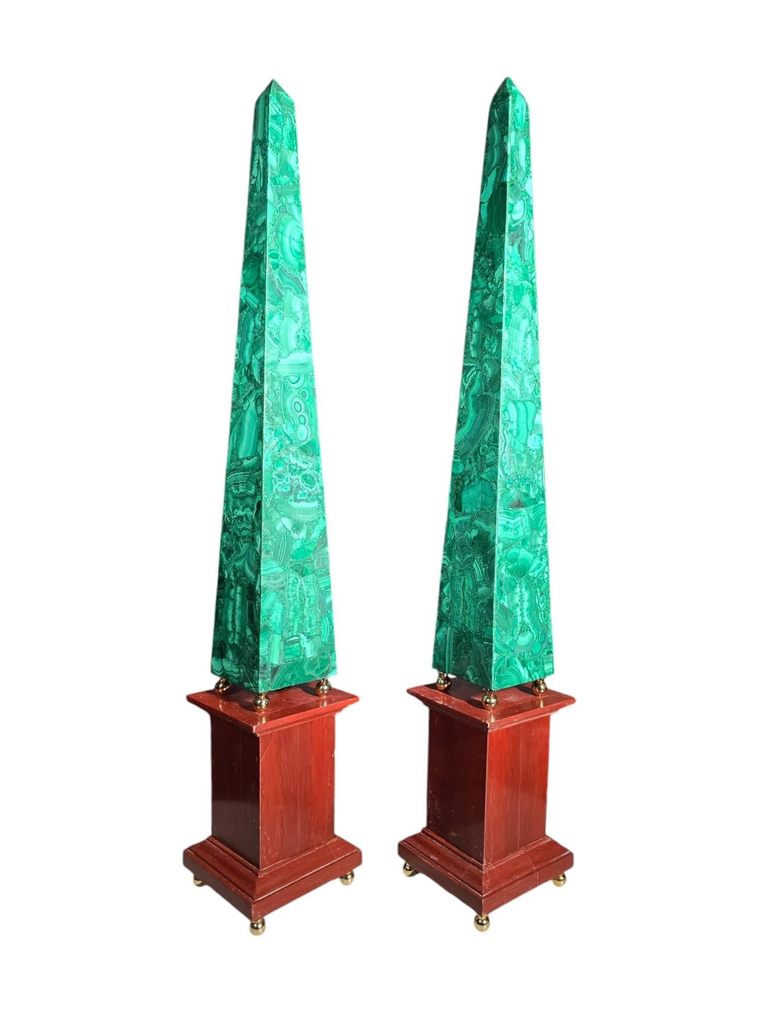 Aggiungi un tocco di eleganza senza tempo al tuo spazio con questa squisita coppia di grandi obelischi di malachite. Caratterizzati da una straordinaria combinazione di ricca malachite verde e vibrante diaspro rosso, questi obelischi sono