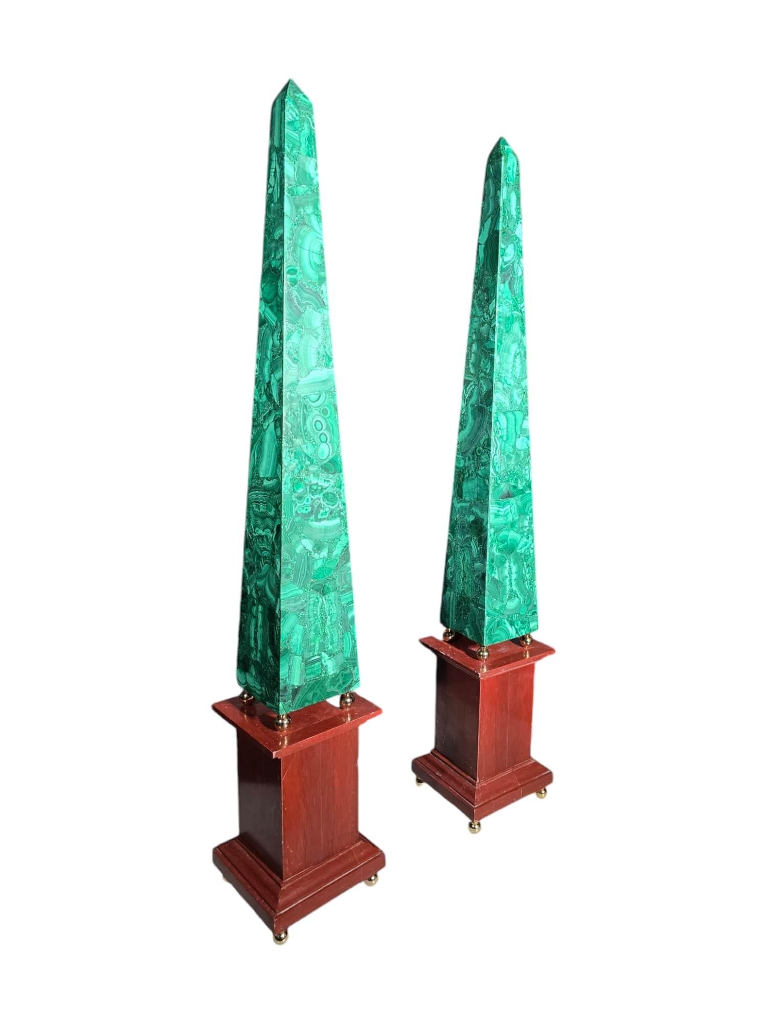 Coppia di grandi obelischi in malachite con base in diaspro rosso Panoramica: In condizioni buone in vendita a Madrid, ES