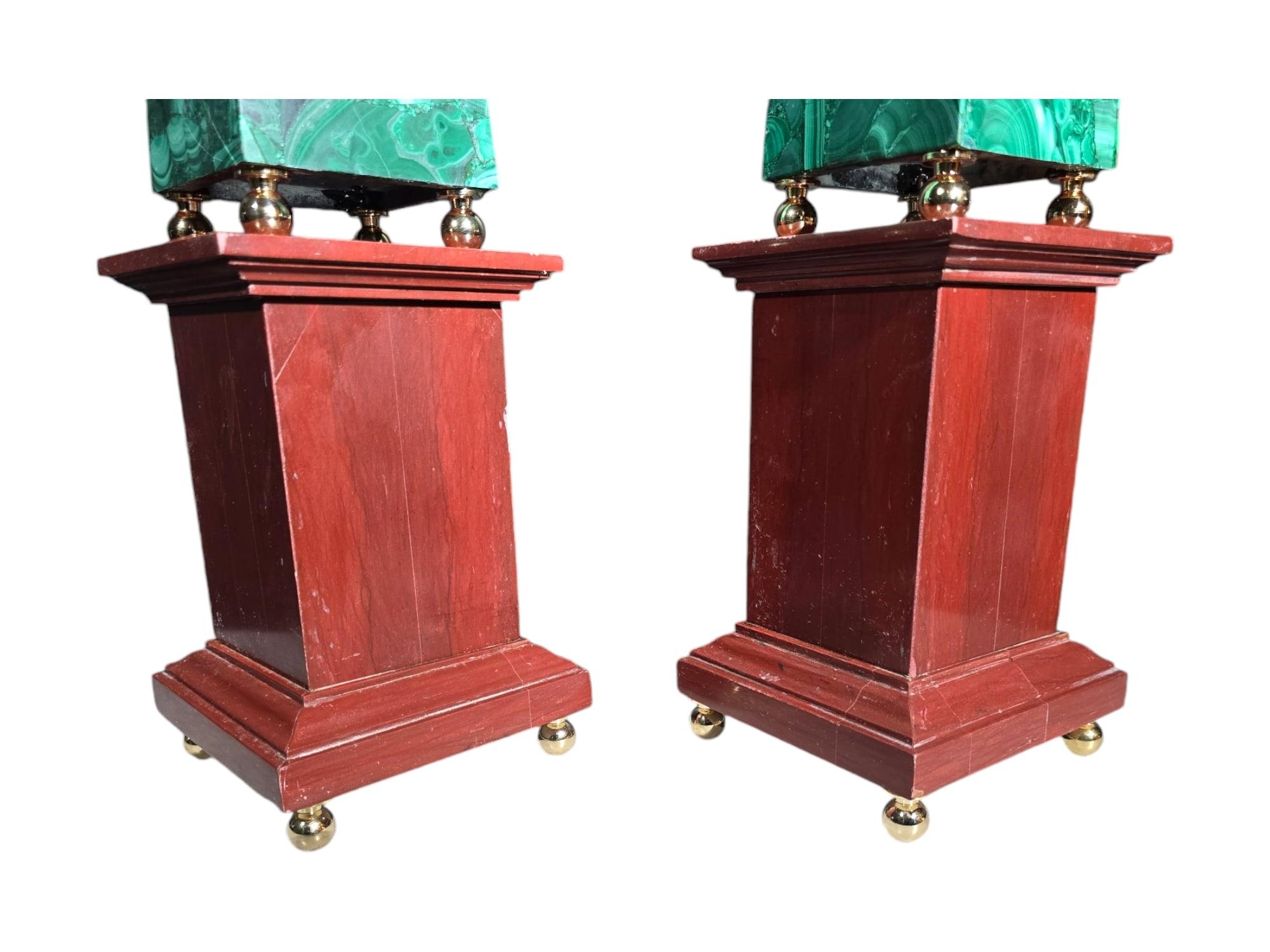 Metà XX secolo Coppia di grandi obelischi in malachite con base in diaspro rosso Panoramica: in vendita
