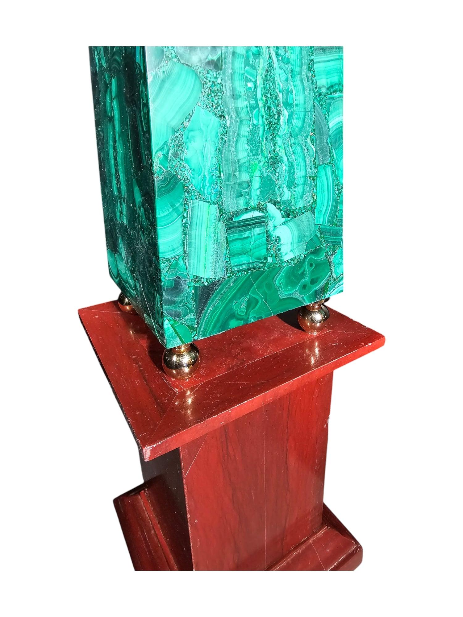 Coppia di grandi obelischi in malachite con base in diaspro rosso Panoramica: in vendita 1