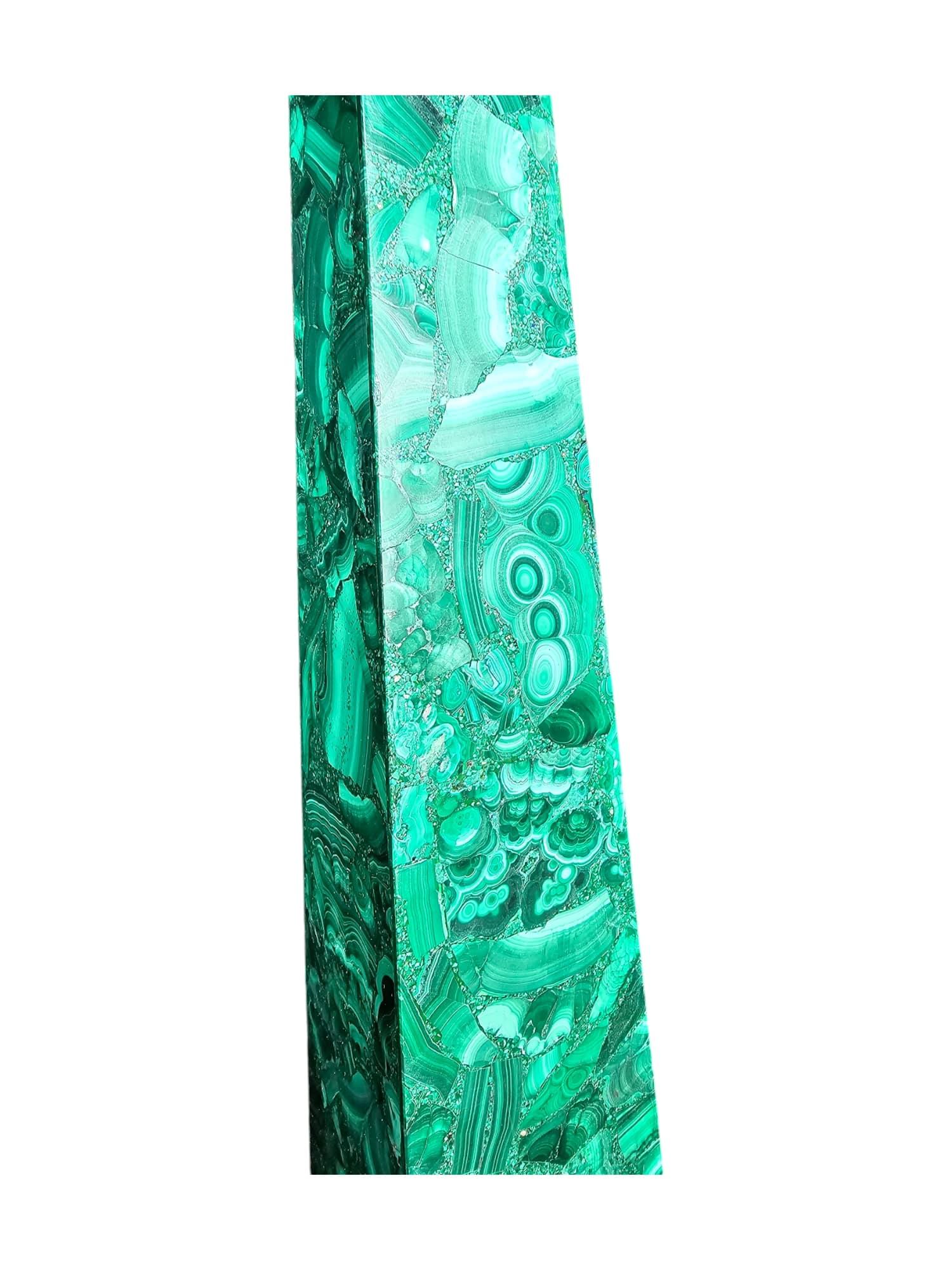 Coppia di grandi obelischi in malachite con base in diaspro rosso Panoramica: in vendita 3