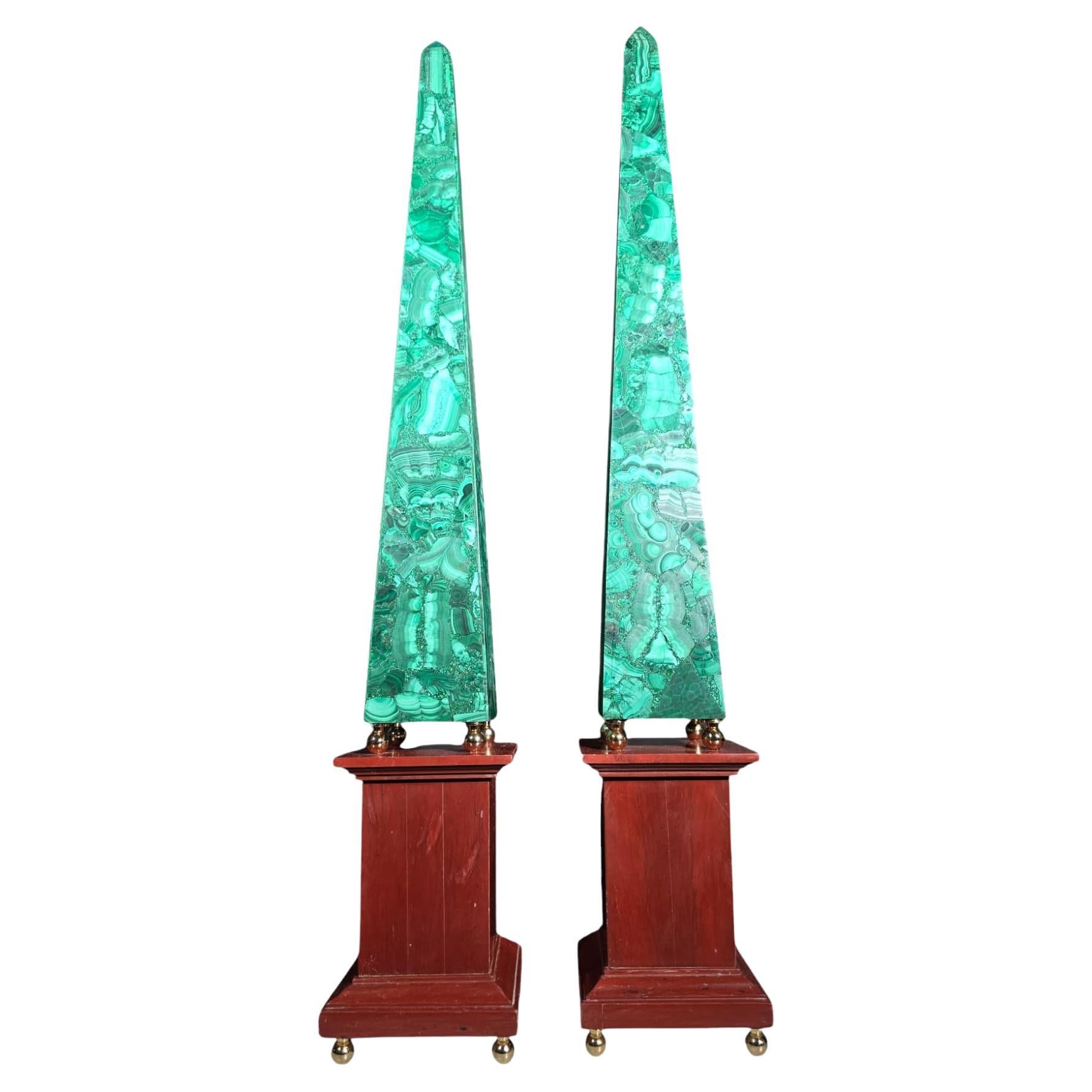 Coppia di grandi obelischi in malachite con base in diaspro rosso Panoramica: