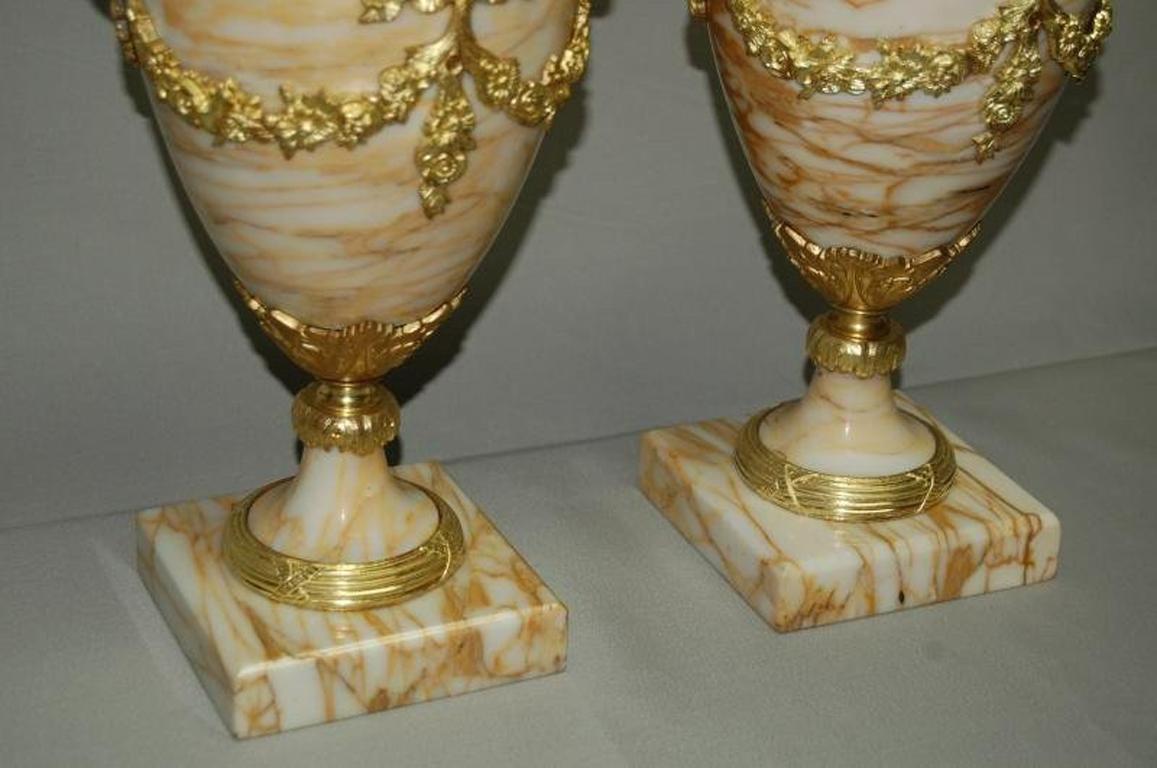 Pair of Large Marble and Gilt Bronze Vases In Excellent Condition For Sale In CHALON-SUR-SAÔNE, FR