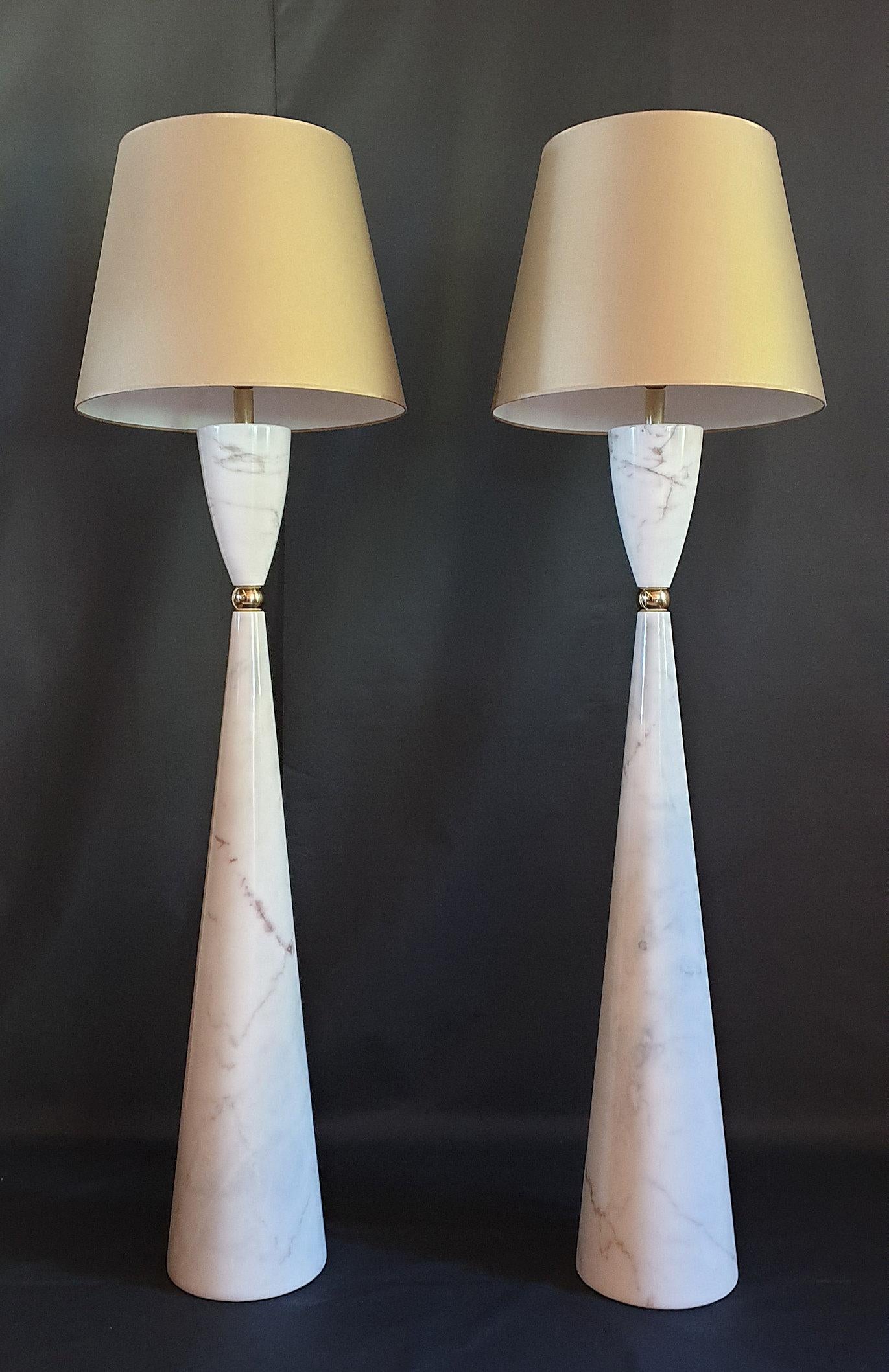 Pair of beige with brown veins marble and brass floor lamps.
Mid-Century Modern floor lamps, from Italy, 1980s.
Composed of a very large cylinder at the base, a brass ball and a smaller top cylinder, holding the brass wiring.
1 light each, medium