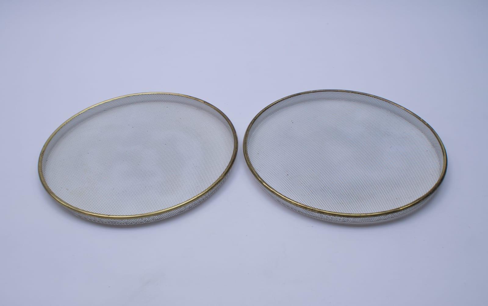 Smaltato Coppia di grandi piatti in metallo smaltato e ottone in stile Mathieu Matégot, circa 1950 in vendita