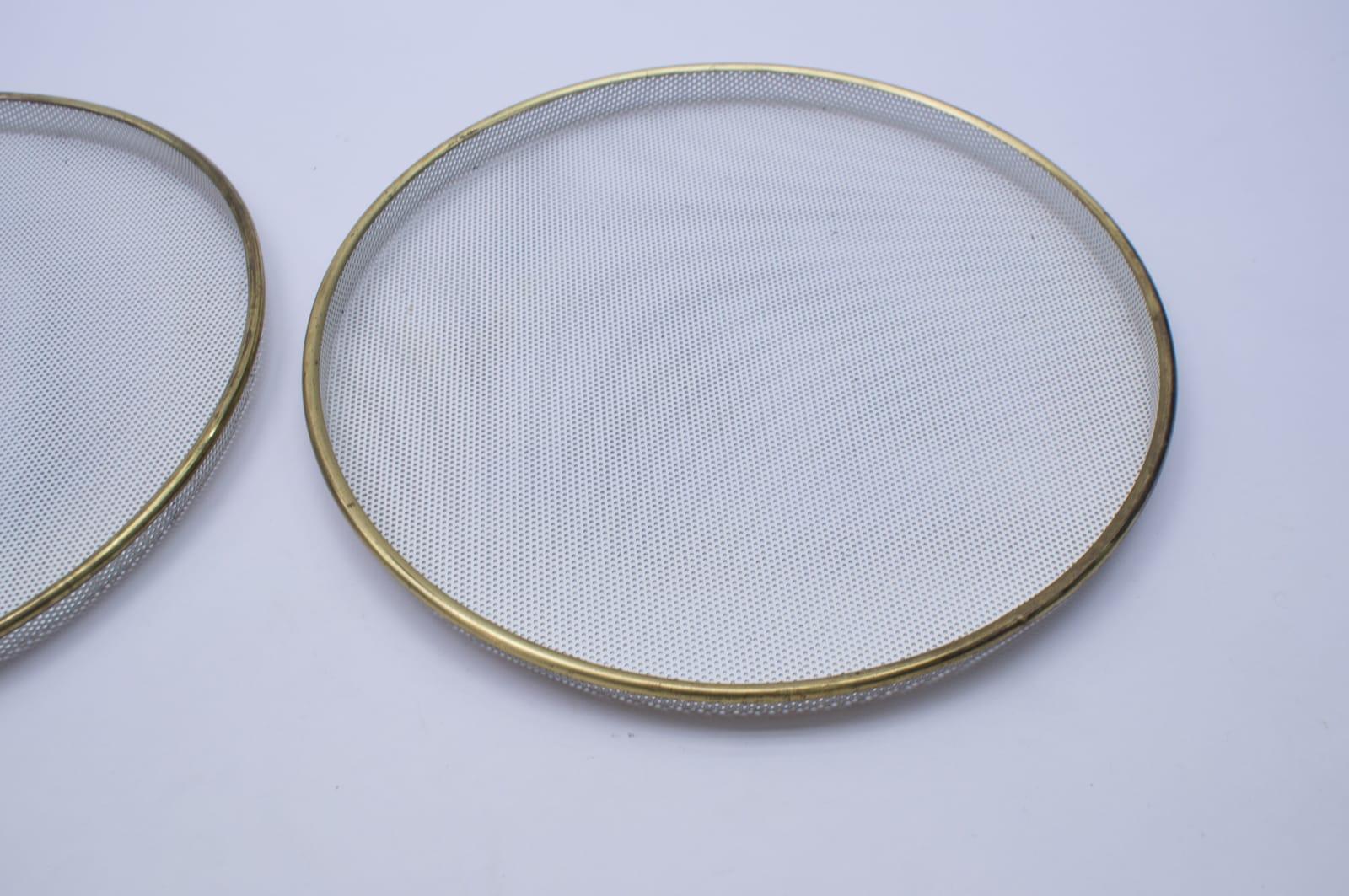 Metà XX secolo Coppia di grandi piatti in metallo smaltato e ottone in stile Mathieu Matégot, circa 1950 in vendita