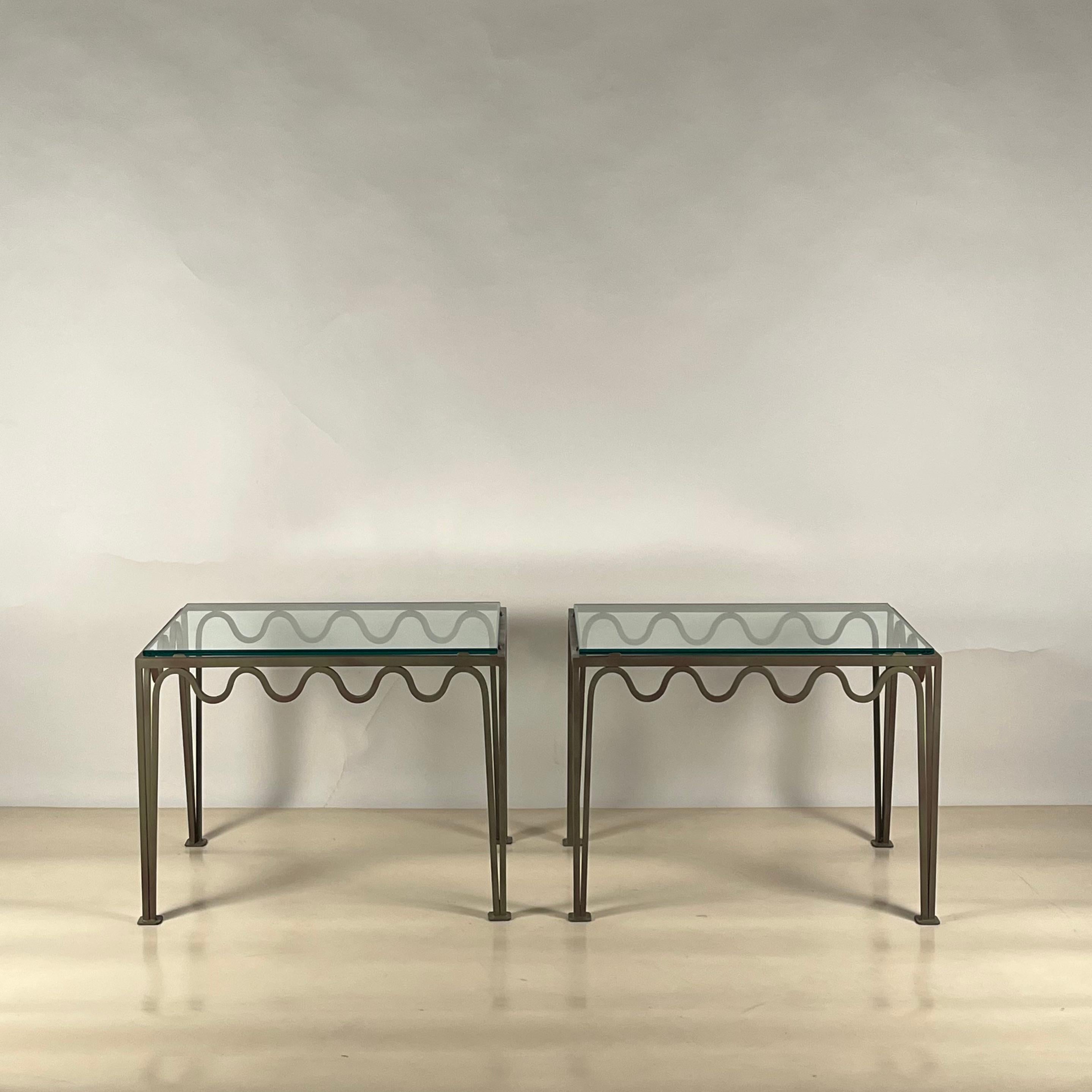 Paire de grandes tables d'appoint en verre et vert-de-gris 'Méandre' de Design Frères.

Chic et discret.

Le prix est fixé par paire.