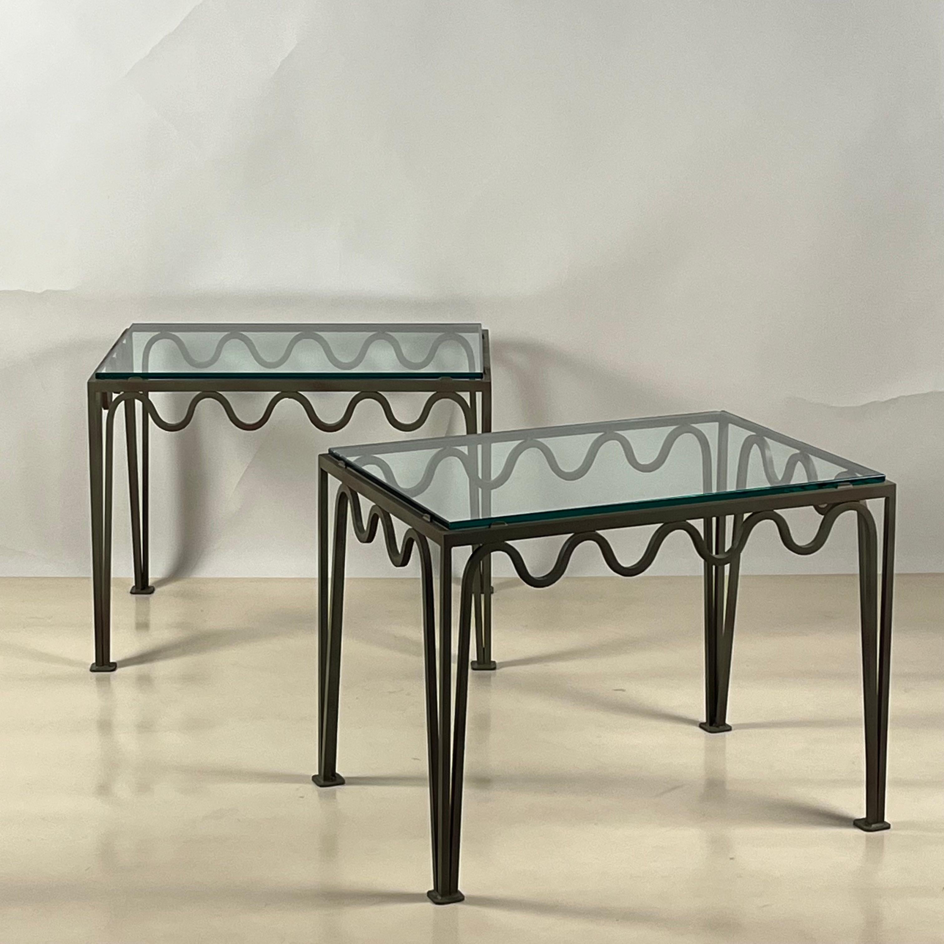 Moderne Paire de grandes tables d'appoint 'Méandre' en vert-de-gris et verre par Design Frères en vente