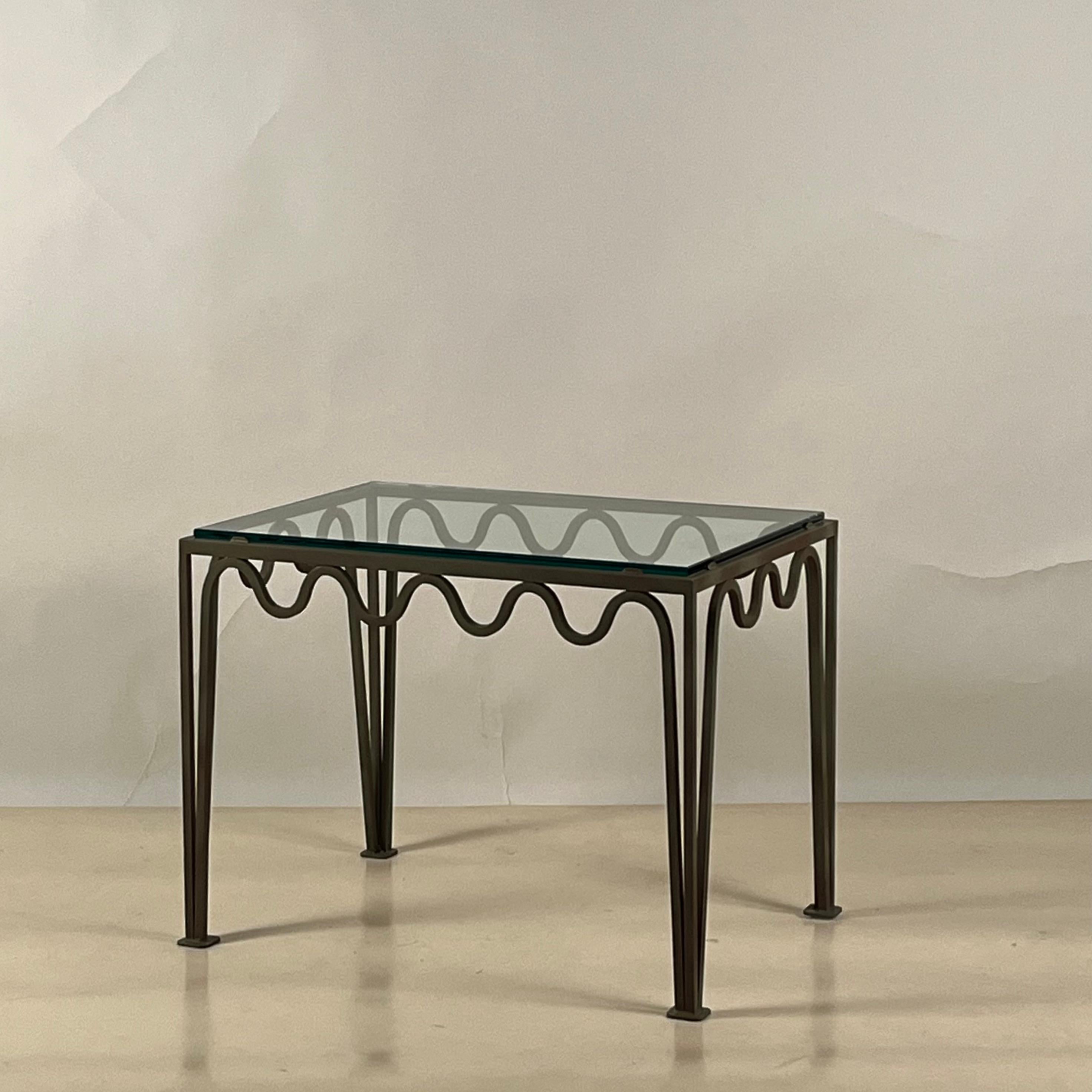 Français Paire de grandes tables d'appoint 'Méandre' en vert-de-gris et verre par Design Frères en vente