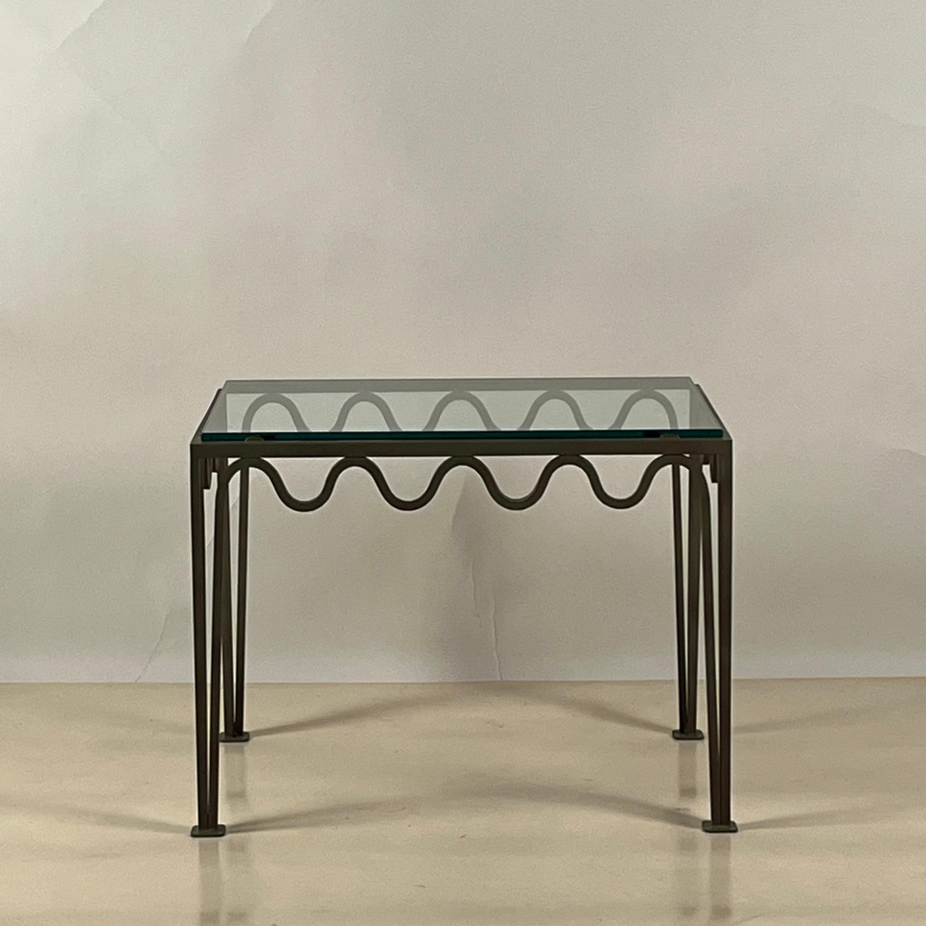 Patiné Paire de grandes tables d'appoint 'Méandre' en vert-de-gris et verre par Design Frères en vente