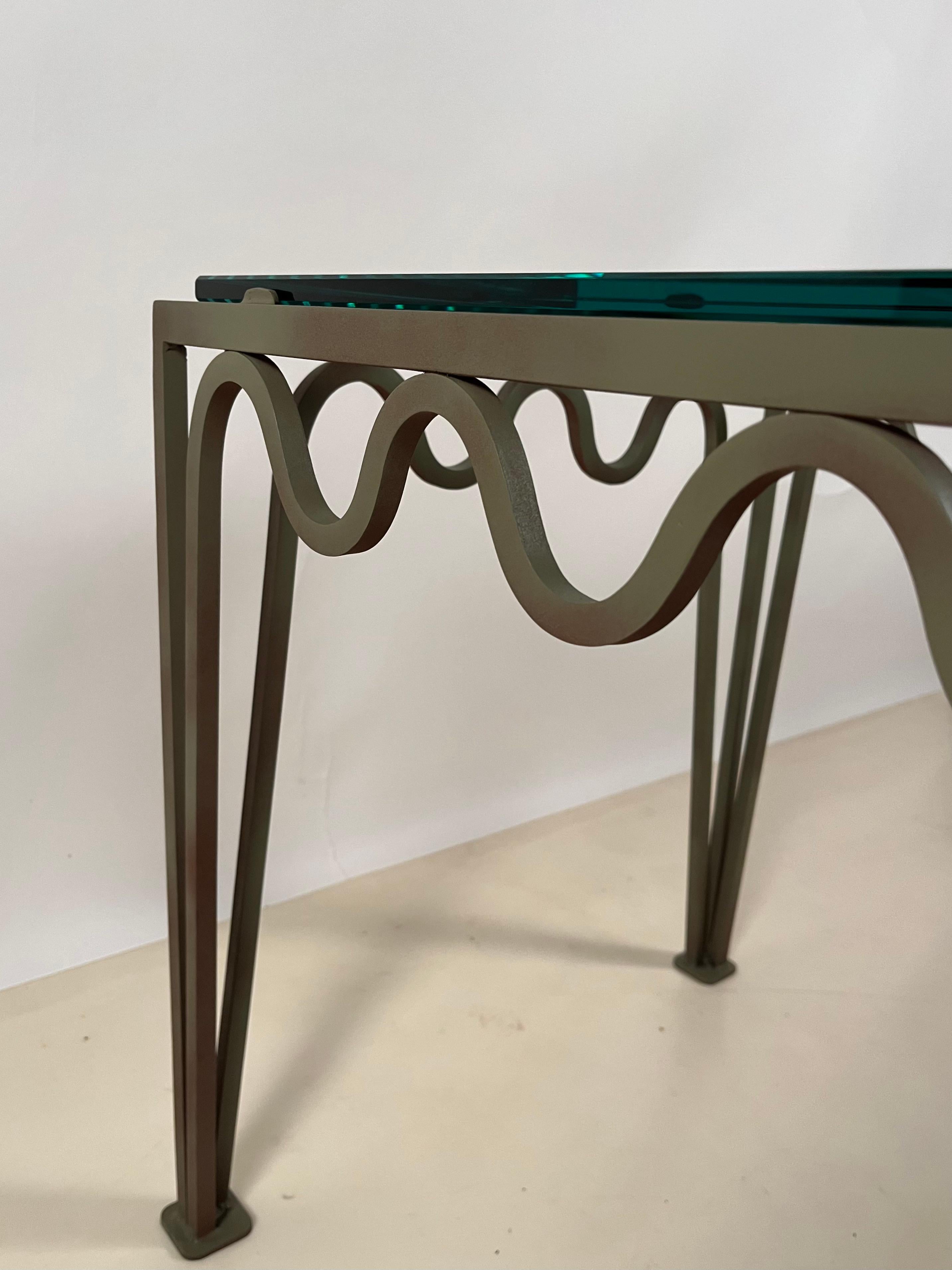 XXIe siècle et contemporain Paire de grandes tables d'appoint 'Méandre' en vert-de-gris et verre par Design Frères en vente