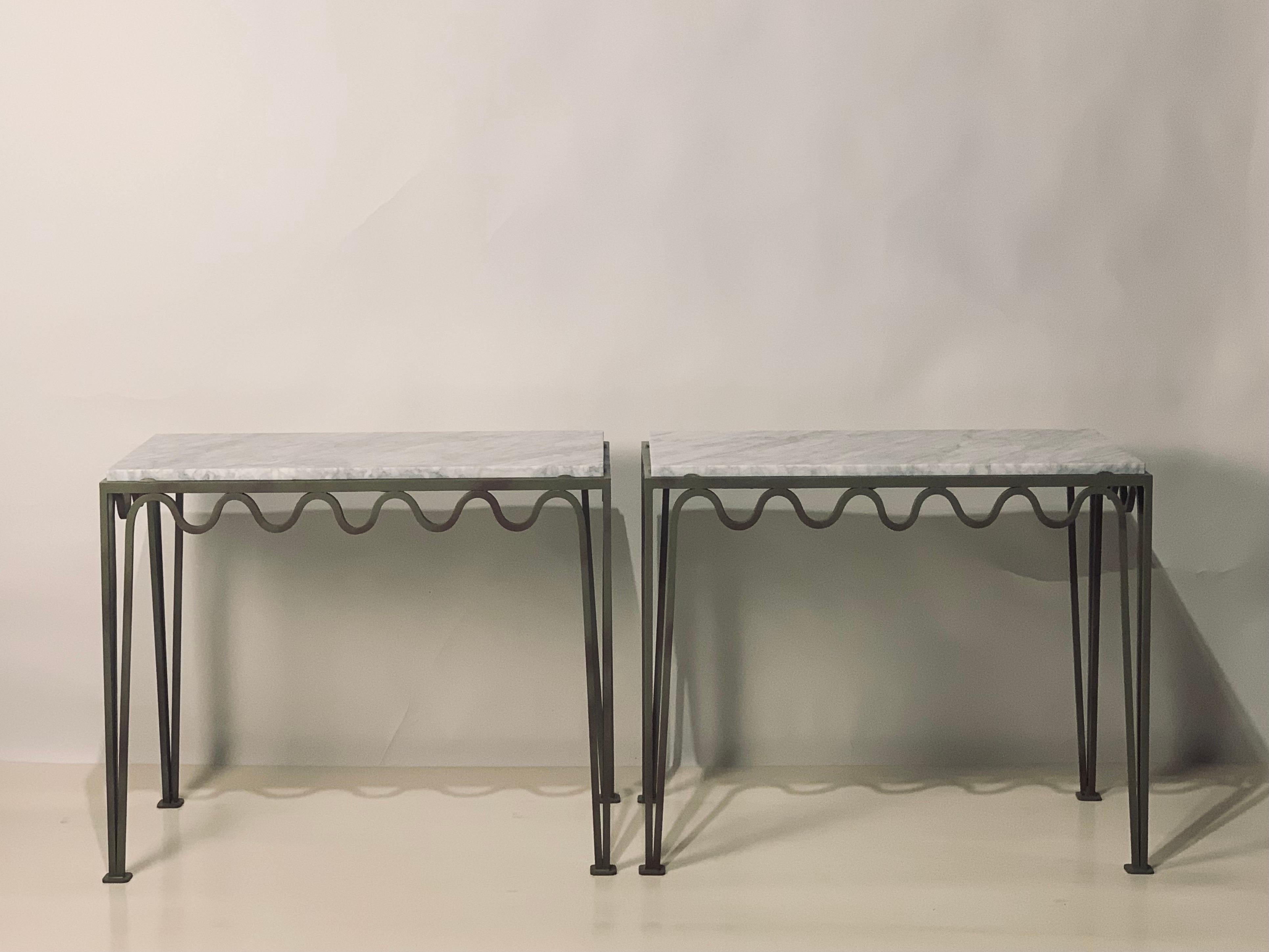 Moderne Paire de grandes tables de chevet en acier et marbre vert-de-gris 'Meandre' par Design Frères en vente