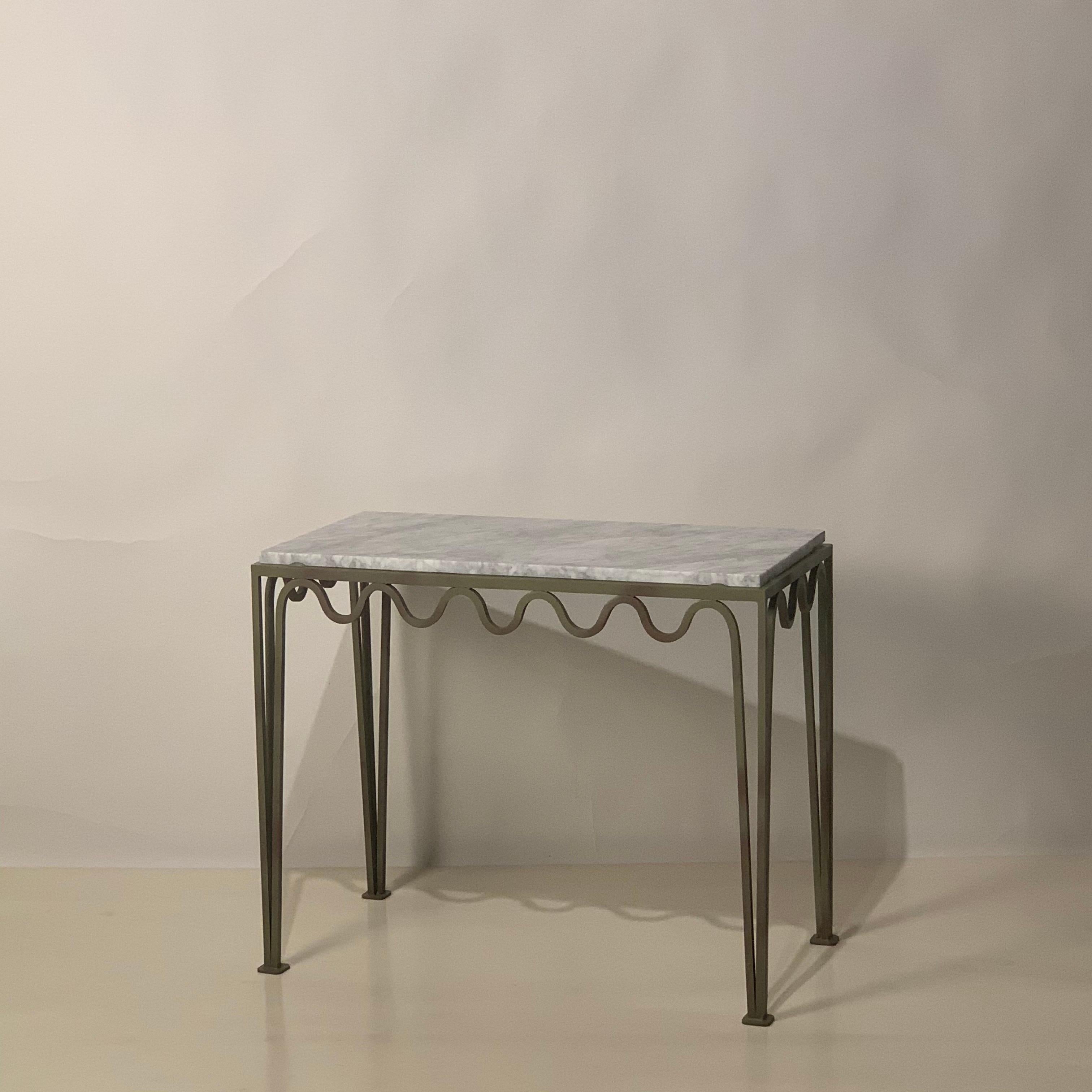 Patiné Paire de grandes tables de chevet en acier et marbre vert-de-gris 'Meandre' par Design Frères en vente