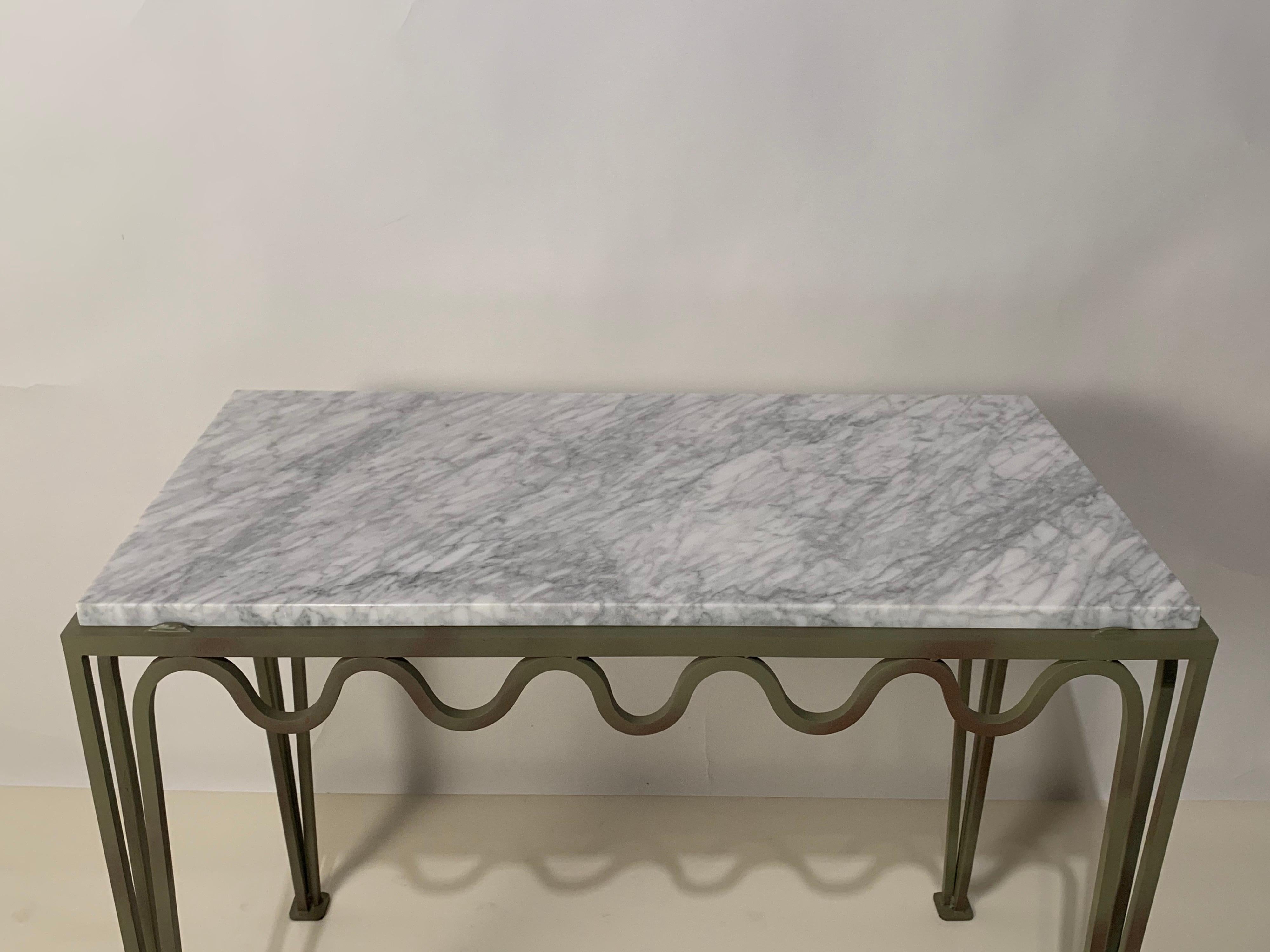 Paire de grandes tables de chevet en acier et marbre vert-de-gris 'Meandre' par Design Frères Neuf - En vente à Los Angeles, CA