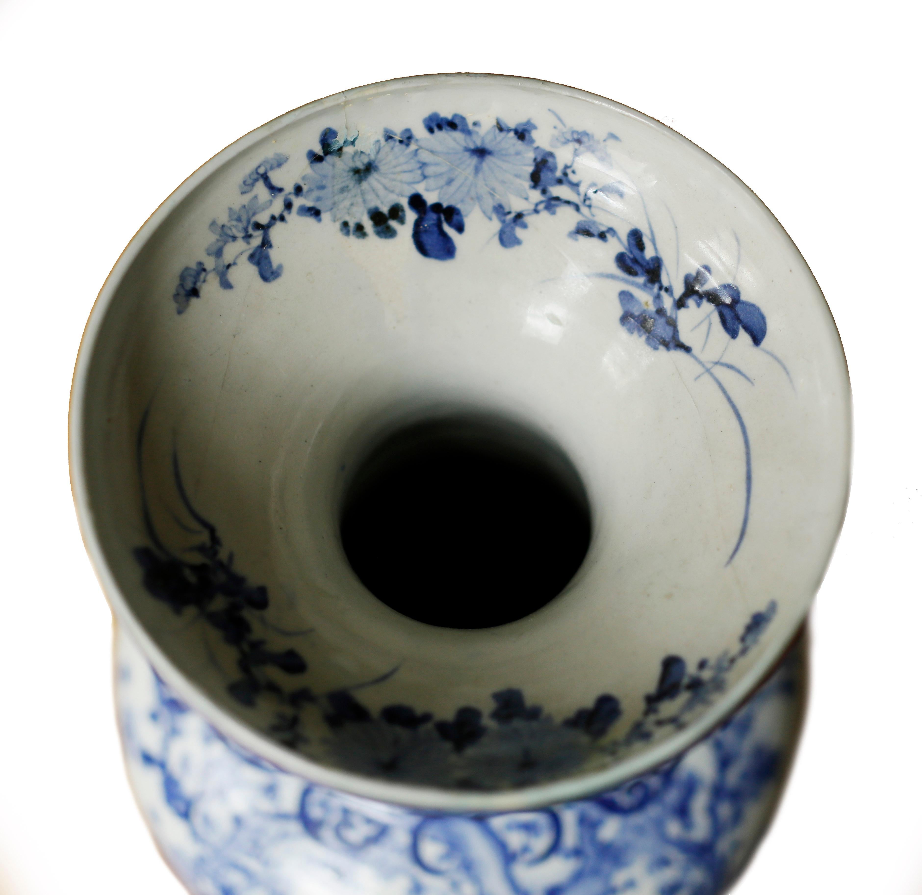Late 19th Century Pair of Large Meiji Period Blue and White Porcelain Vases For Sale