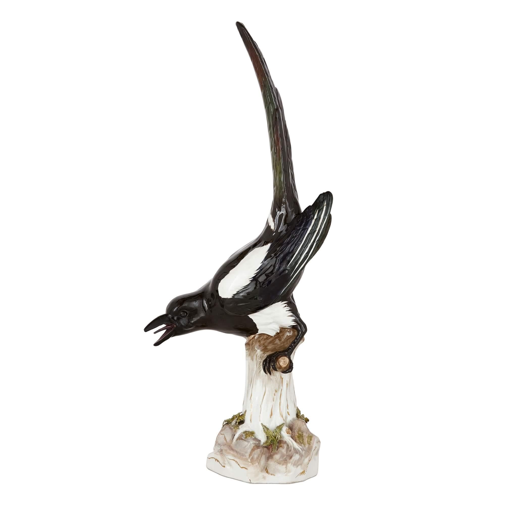 Pair of Large Meissen Porcelain Models of Magpies In Good Condition For Sale In London, GB
