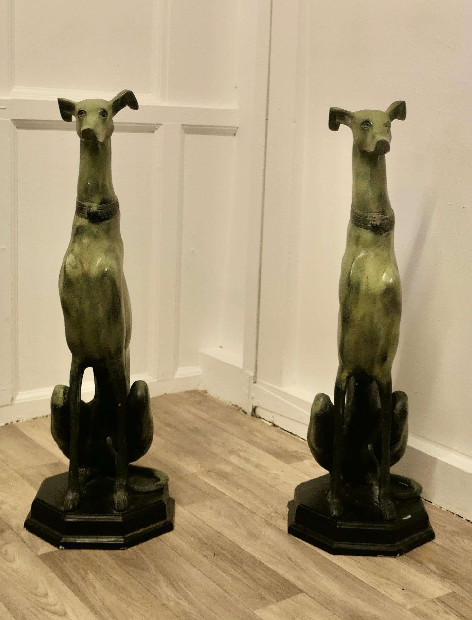 Art Déco Coppia di cani levrieri italiani di grandi dimensioni in metallo in vendita