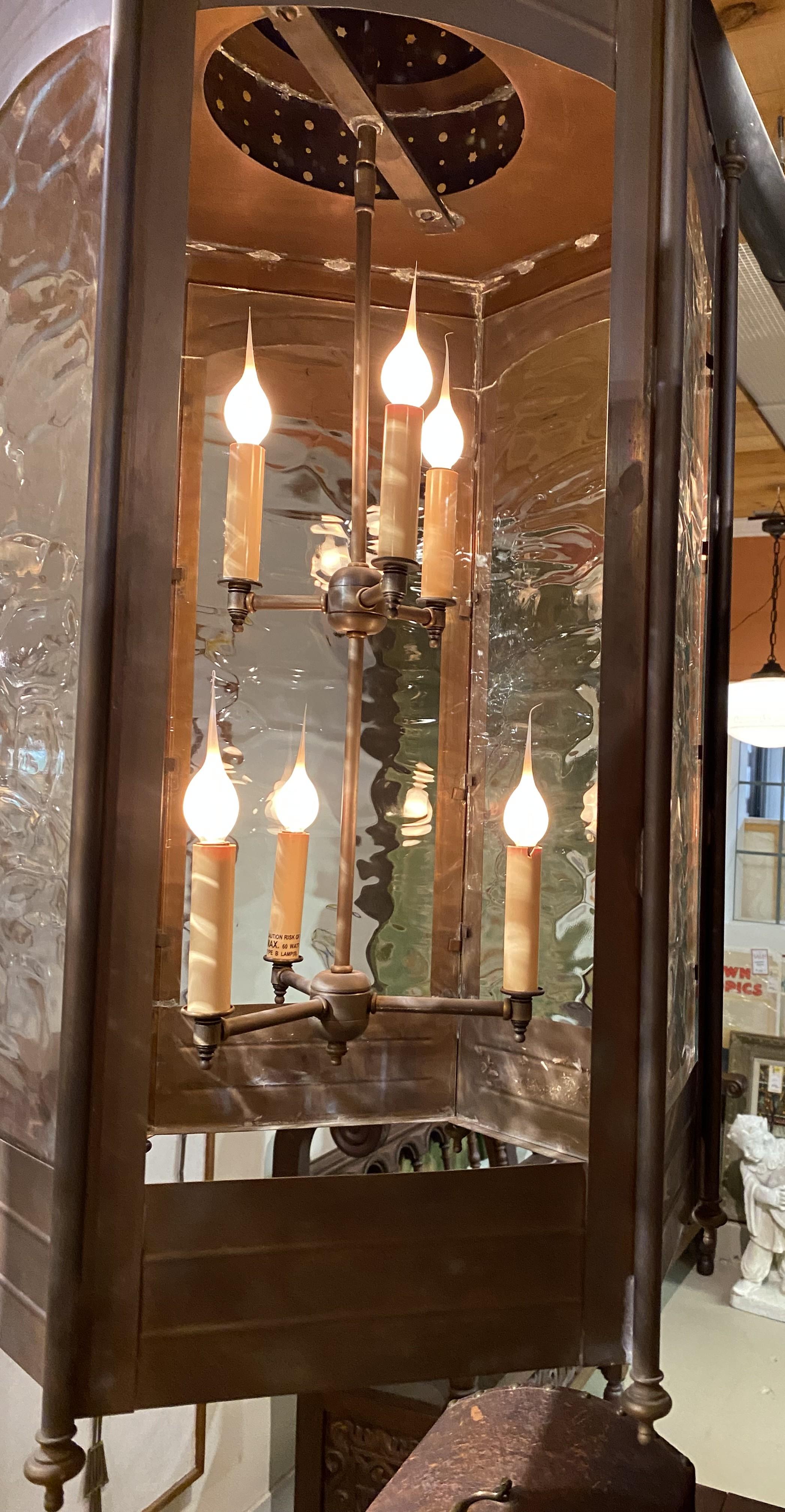 Coppia di grandi lanterne o lampadari a sei luci in metallo con pannelli di vetro in vendita 4