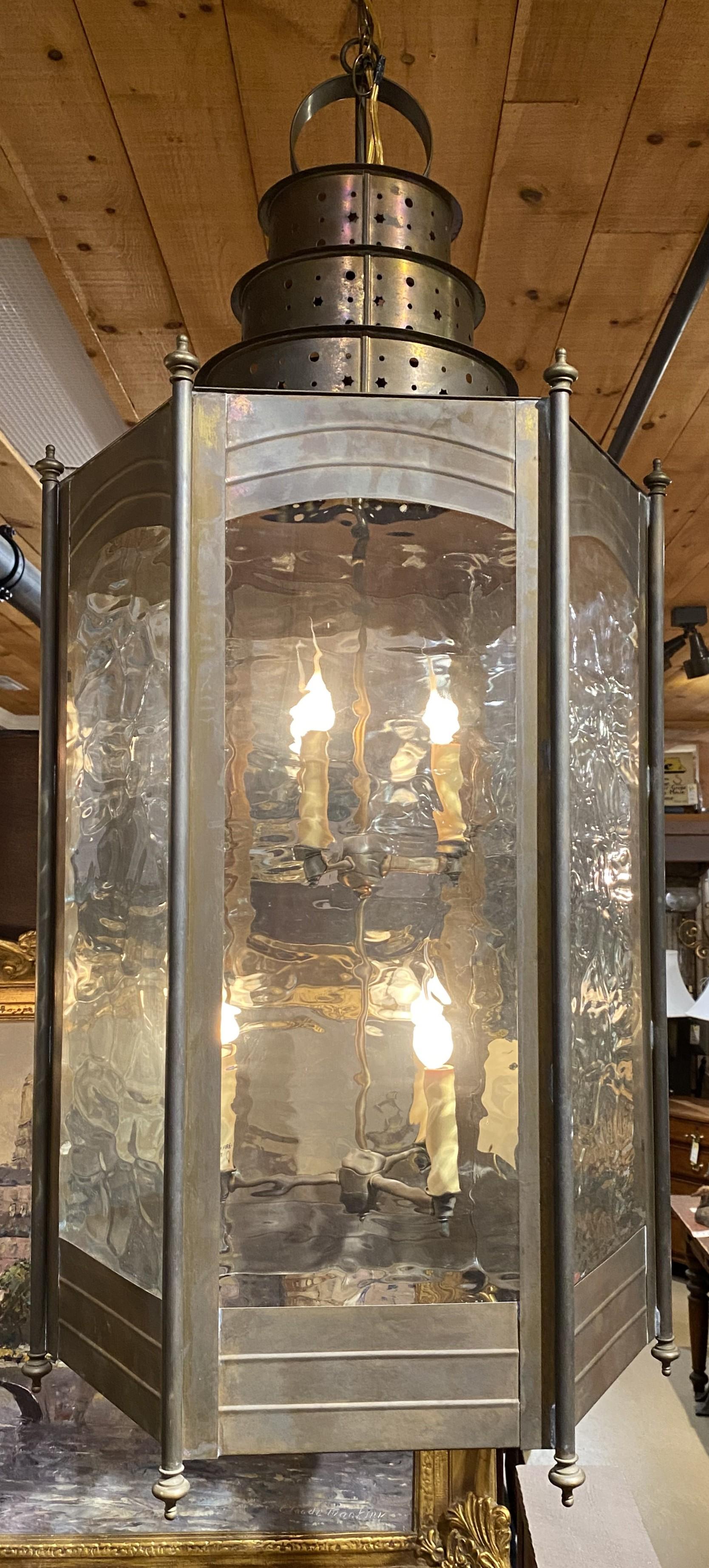 Americano Coppia di grandi lanterne o lampadari a sei luci in metallo con pannelli di vetro in vendita