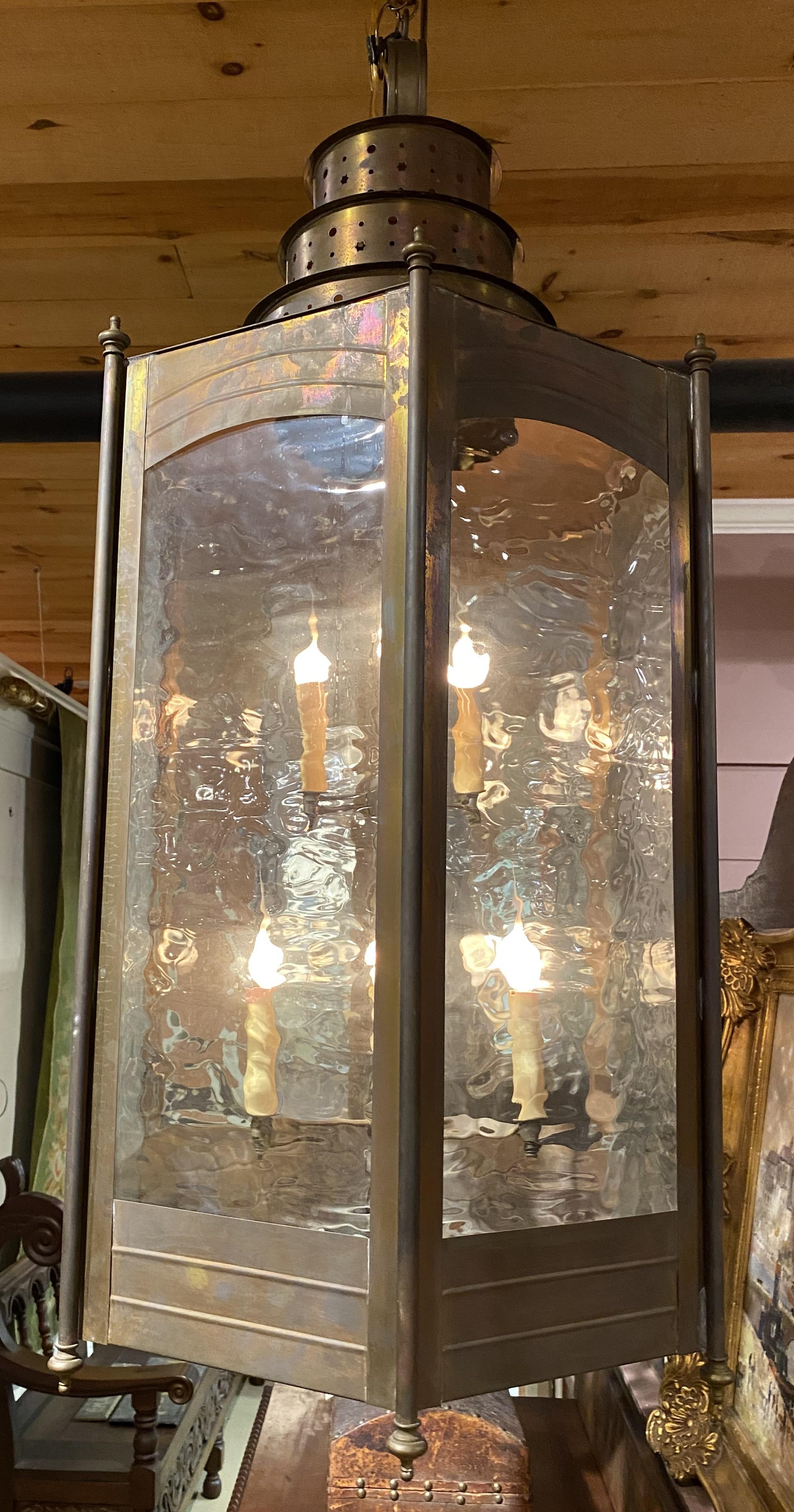 Stampato Coppia di grandi lanterne o lampadari a sei luci in metallo con pannelli di vetro in vendita