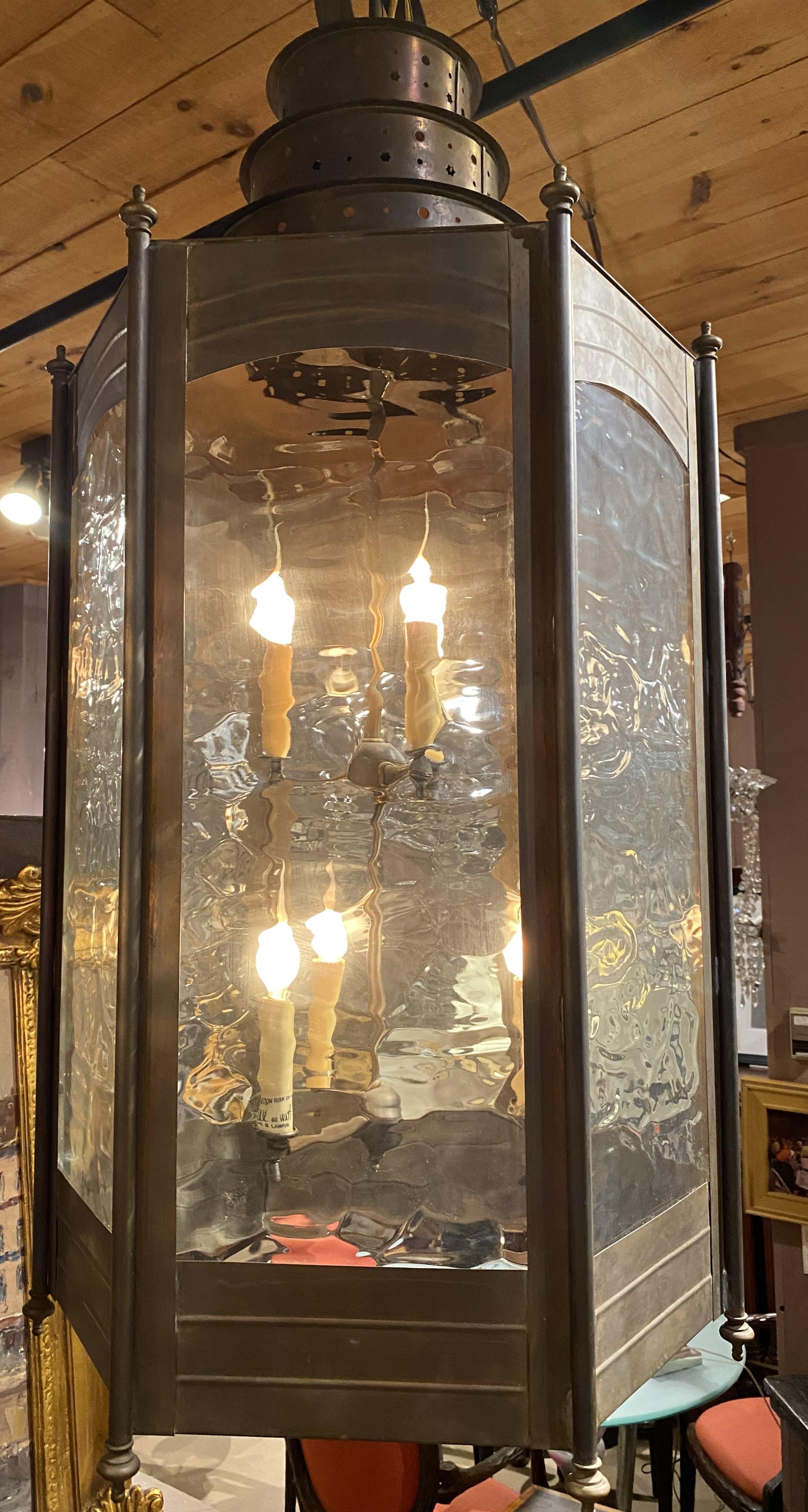 Coppia di grandi lanterne o lampadari a sei luci in metallo con pannelli di vetro In condizioni buone in vendita a Milford, NH
