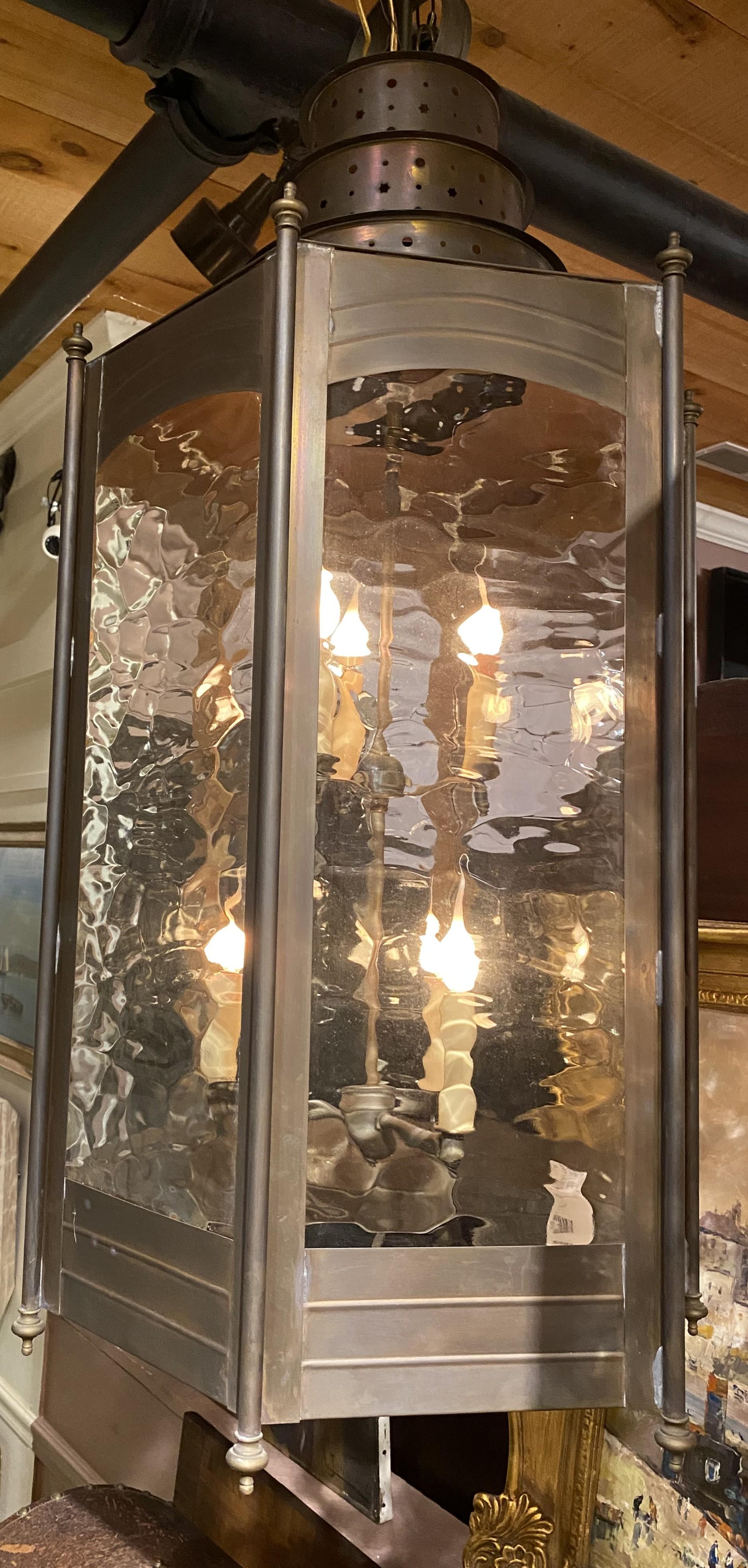 XX secolo Coppia di grandi lanterne o lampadari a sei luci in metallo con pannelli di vetro in vendita