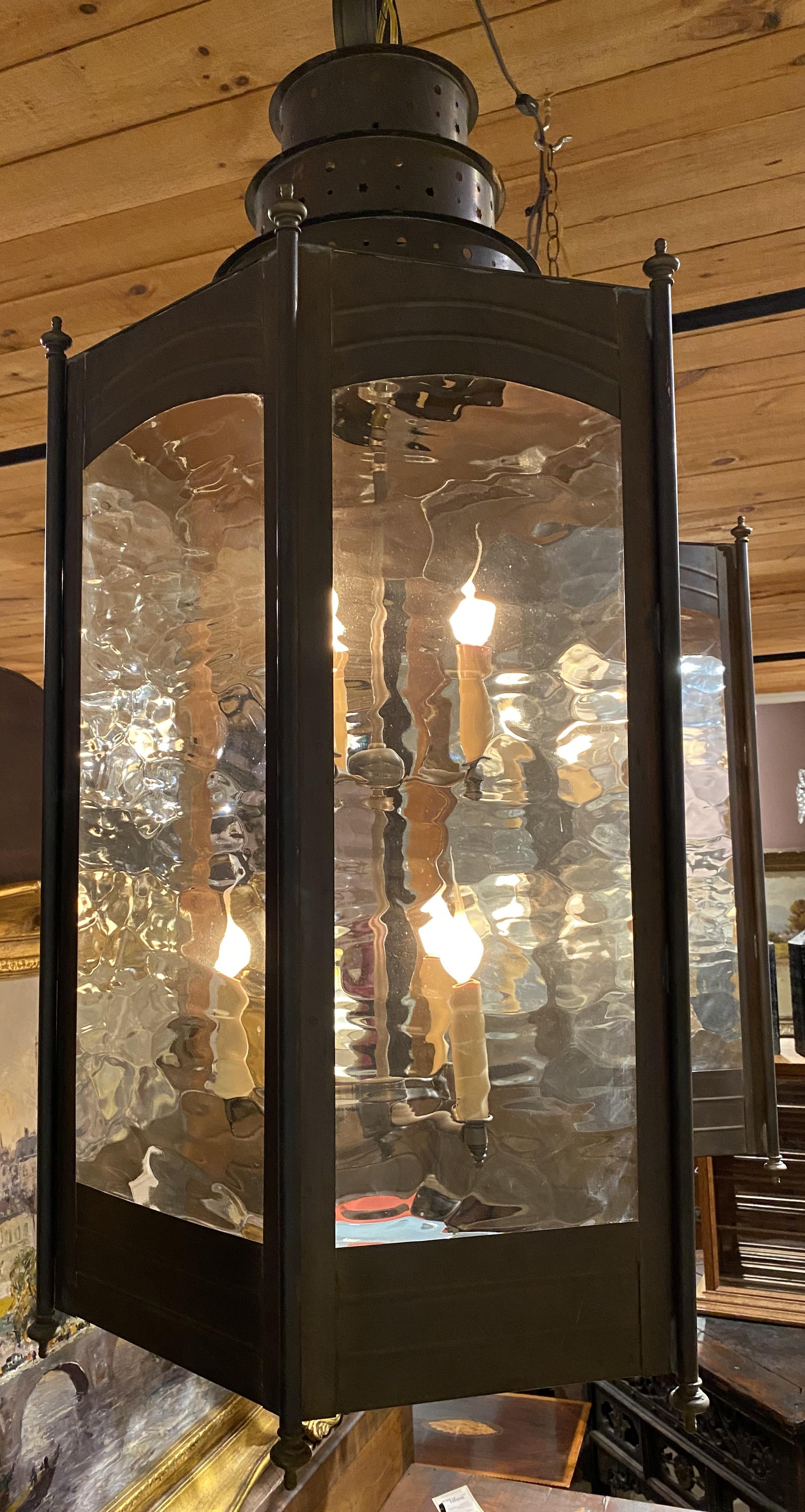 Metallo Coppia di grandi lanterne o lampadari a sei luci in metallo con pannelli di vetro in vendita