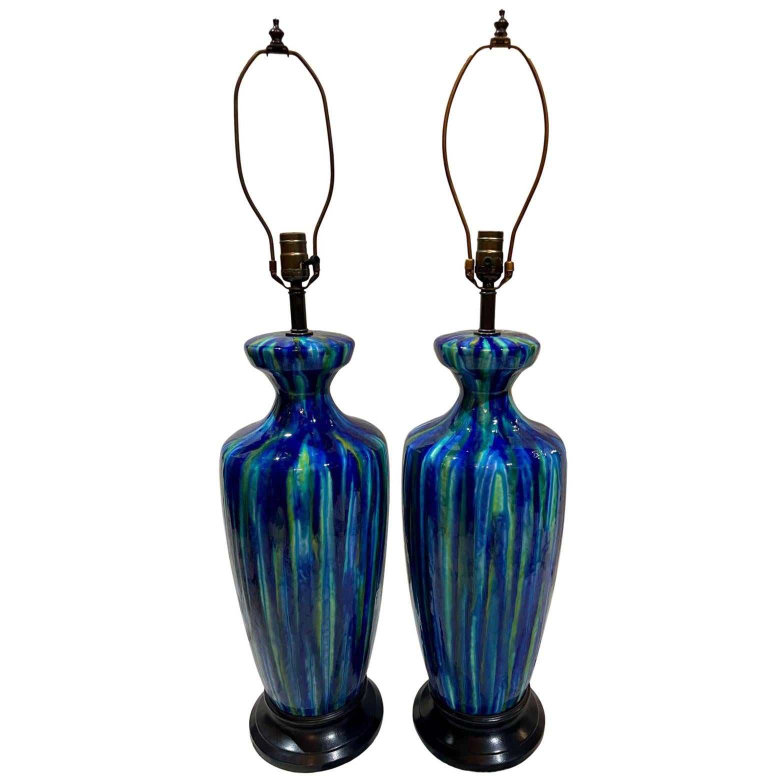 Paire de grandes lampes en porcelaine bleue de style mi-siècle moderne