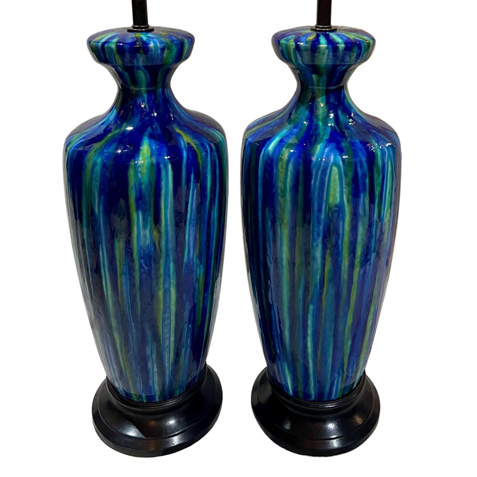 A pair of large Italian circa 1950s blue porcelain table lamps with ebonized bases.

Measurements:
Height of body 24