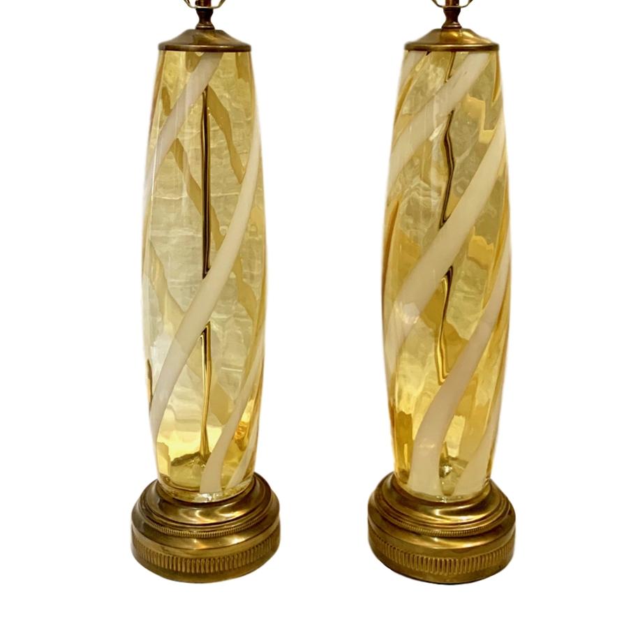 Une paire de grandes lampes de table italiennes en verre de Murano, datant des années 1960, en jaune champagne avec un ruban blanc.

Mesures :
Hauteur du corps 23
Hauteur jusqu'au support d'ombrage 32
Diamètre 6.5 cm.