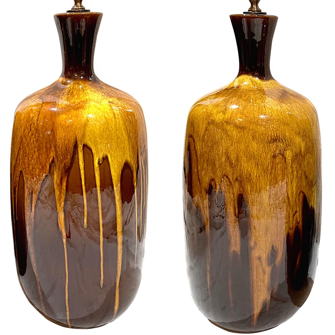 Vernissé Paire de grandes lampes de bureau en porcelaine émaillée du milieu du siècle dernier en vente