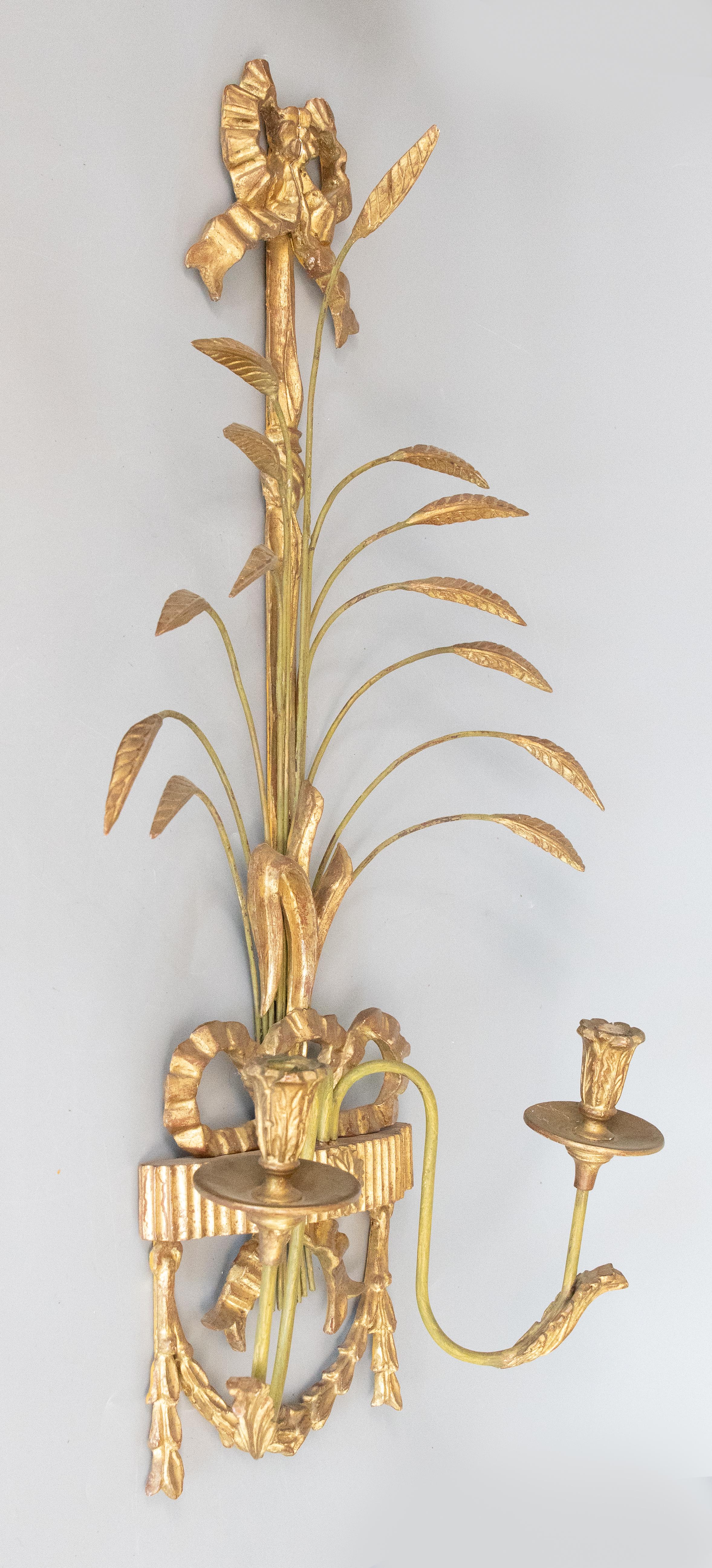 Paar große italienische Giltwood-Bögen aus der Mitte des Jahrhunderts & Weizen-Kerzenstummel aus Zinn (Italienisch) im Angebot