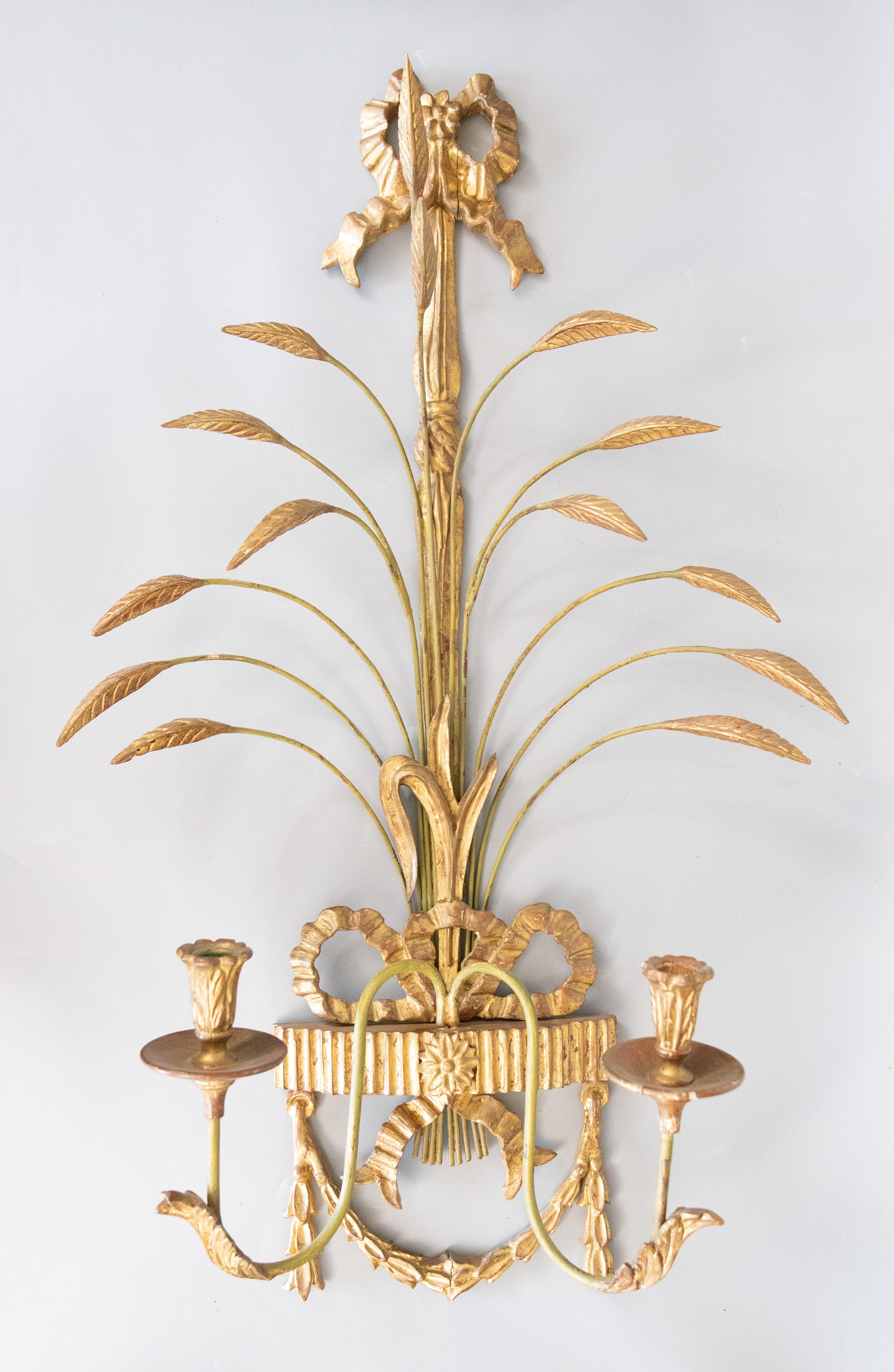 Paar große italienische Giltwood-Bögen aus der Mitte des Jahrhunderts & Weizen-Kerzenstummel aus Zinn (Vergoldet) im Angebot