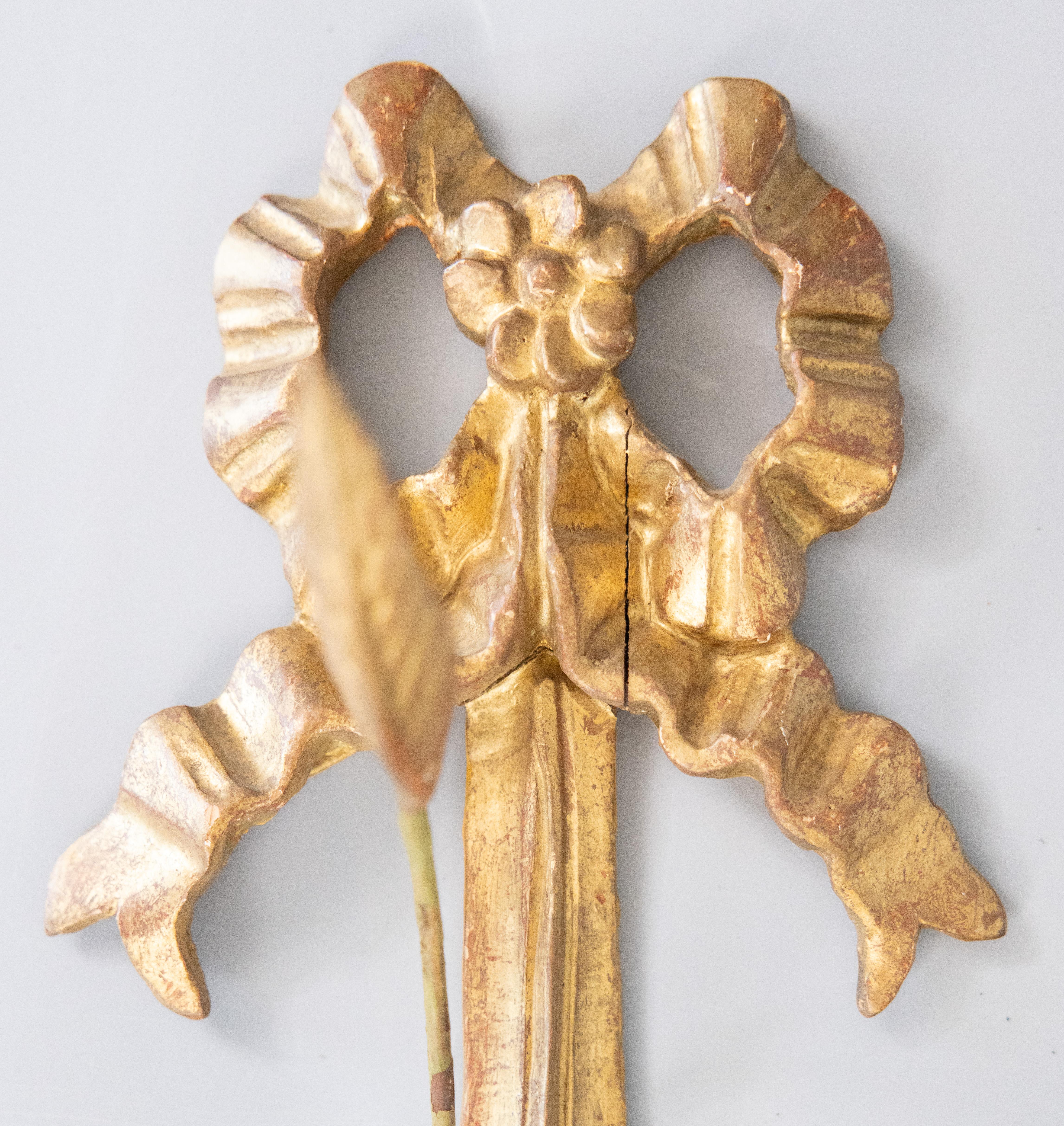 Paar große italienische Giltwood-Bögen aus der Mitte des Jahrhunderts & Weizen-Kerzenstummel aus Zinn (20. Jahrhundert) im Angebot
