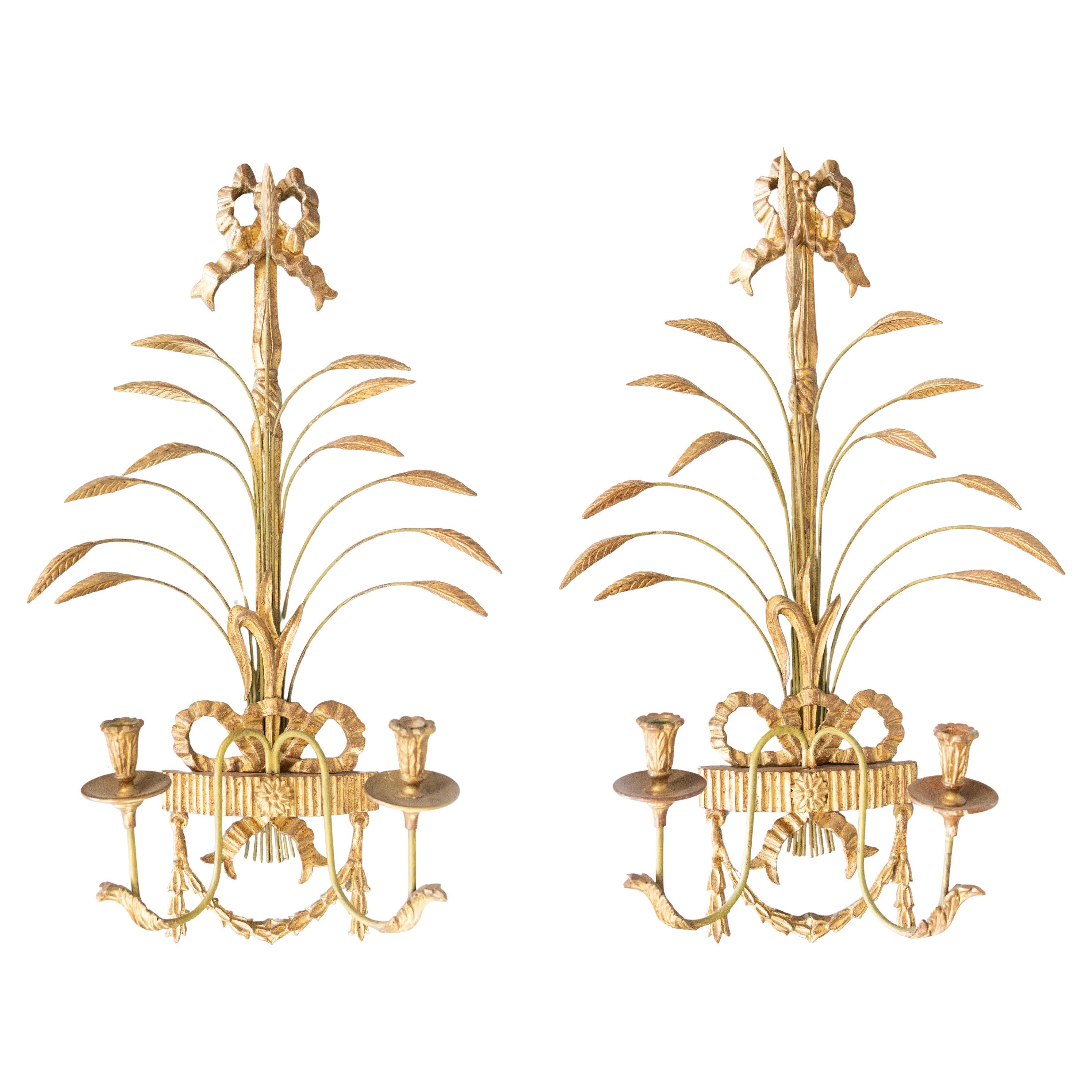 Paar große italienische Giltwood-Bögen aus der Mitte des Jahrhunderts & Weizen-Kerzenstummel aus Zinn im Angebot