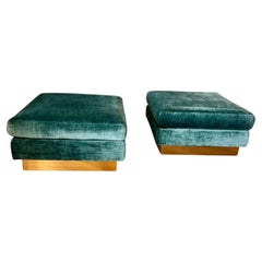 Coppia di grandi pouf in velluto verde acqua di Marge Carson, risalenti alla metà del secolo scorso, con base in ottone