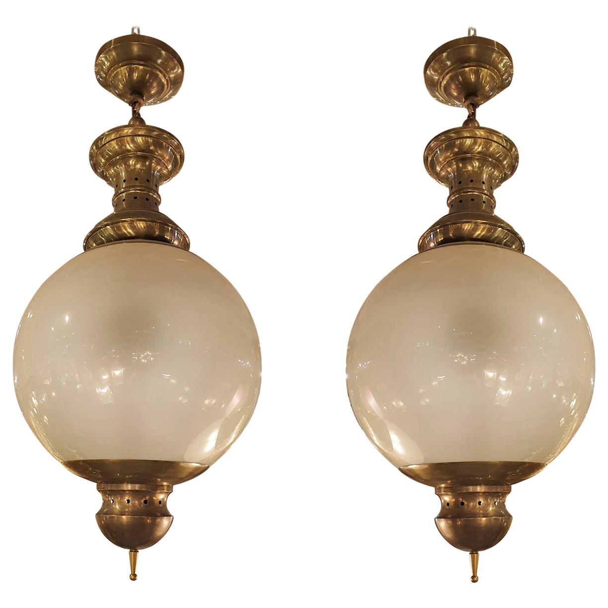 Pair of Large Mid-Century Modern Brass and Glass Chandeliers by Dominioni, 1960s