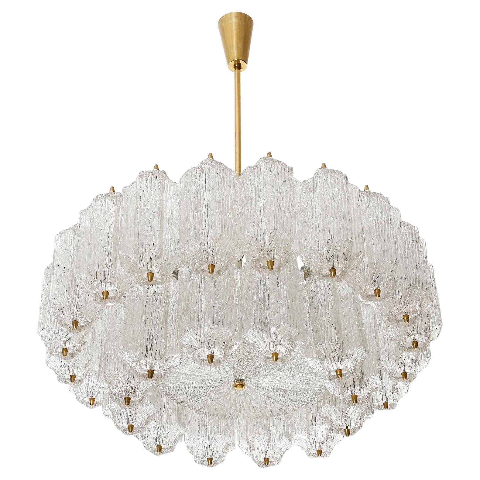 Zwei große moderne Kronleuchter aus der Mitte des Jahrhunderts, Messing und strukturiertes Glas, 1960er Jahre (Metall) im Angebot