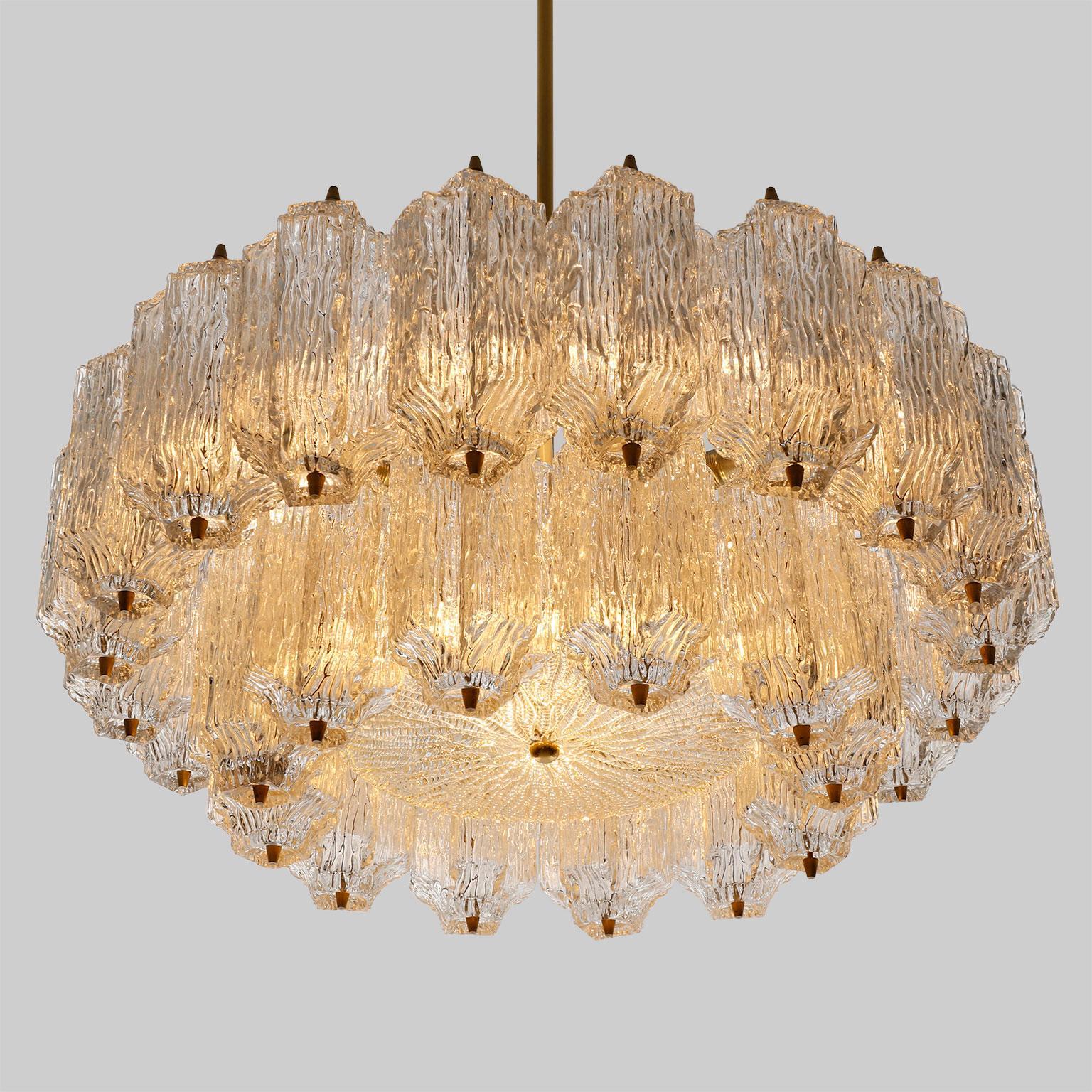 Zwei große moderne Kronleuchter aus der Mitte des Jahrhunderts, Messing und strukturiertes Glas, 1960er Jahre im Angebot 1