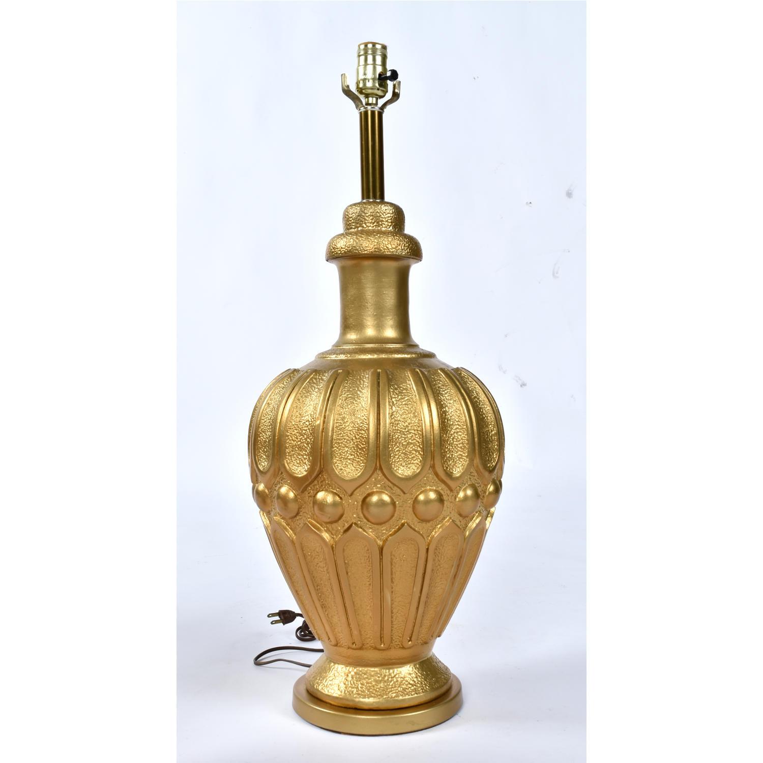 Mid-Century Modern Paire de grandes lampes Genie de style moderne du milieu du siècle, couleur or, sur base en laiton en vente