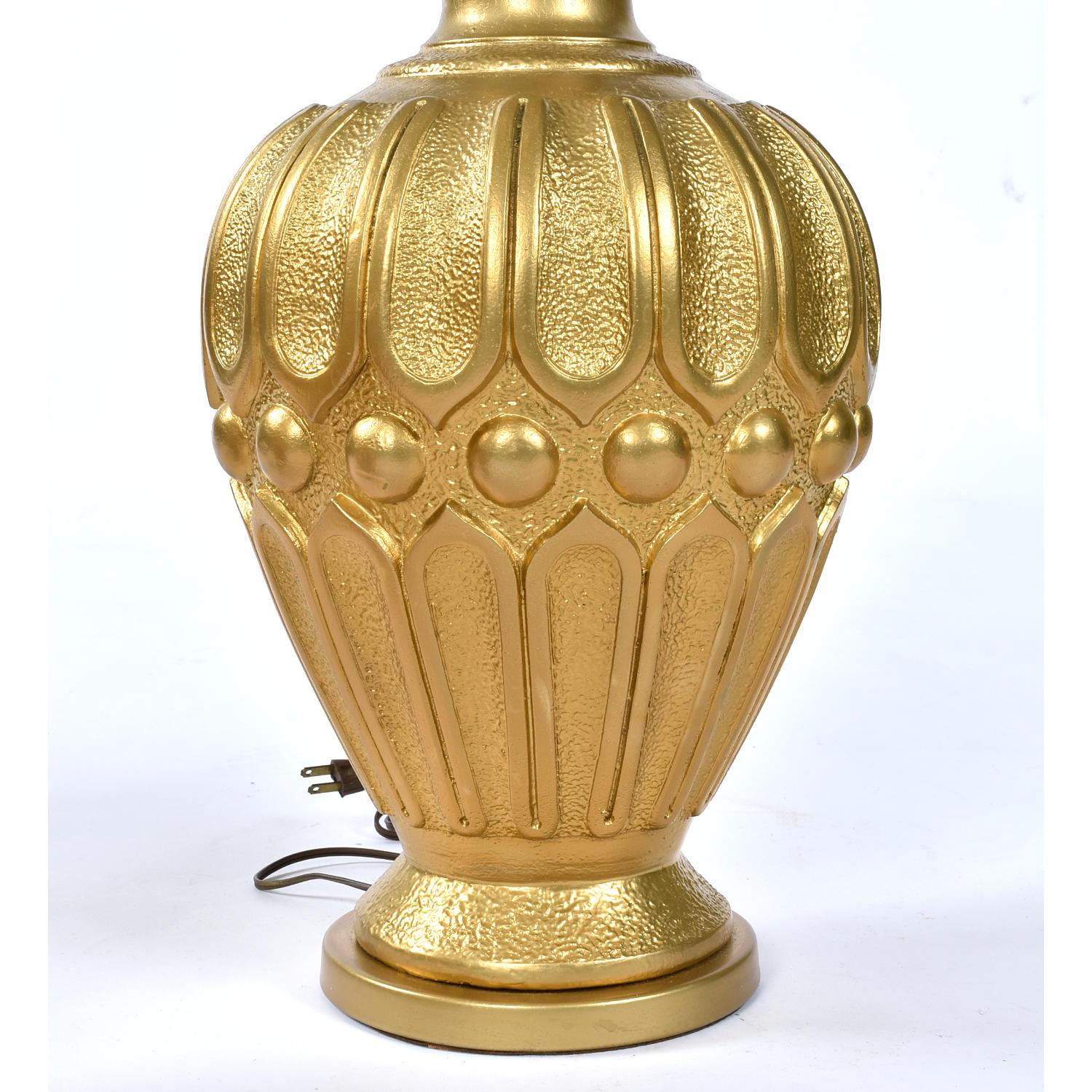 Américain Paire de grandes lampes Genie de style moderne du milieu du siècle, couleur or, sur base en laiton en vente