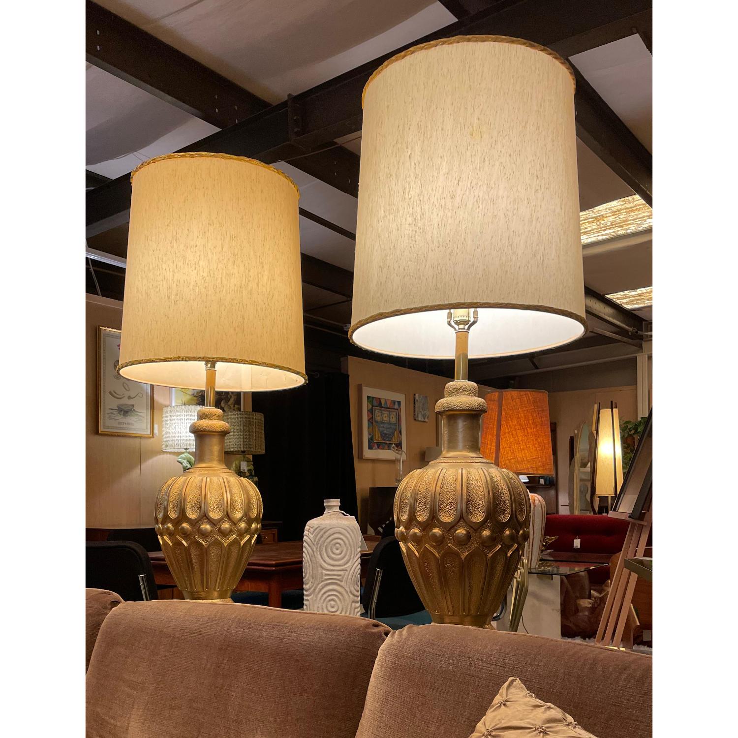 Milieu du XXe siècle Paire de grandes lampes Genie de style moderne du milieu du siècle, couleur or, sur base en laiton en vente