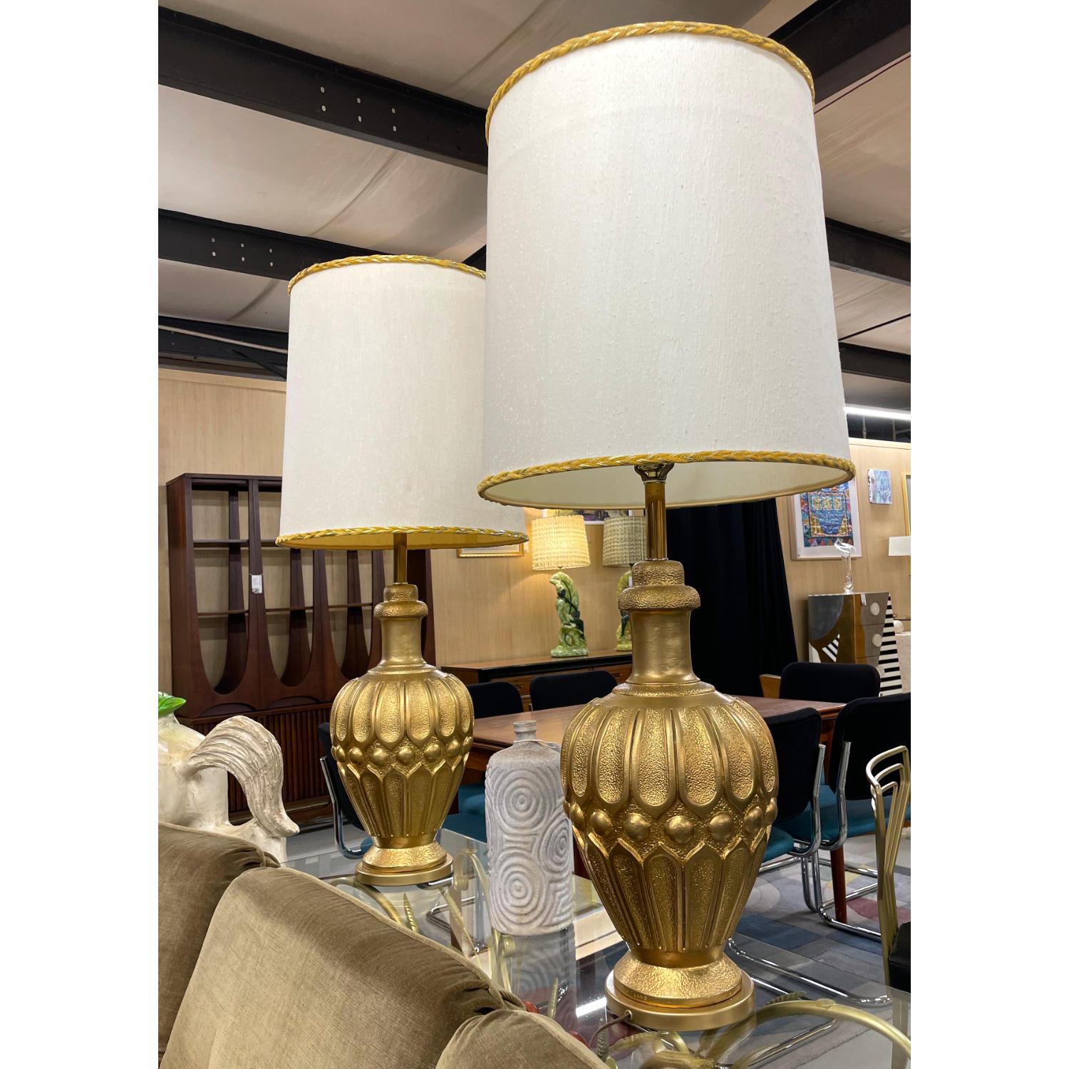 Céramique Paire de grandes lampes Genie de style moderne du milieu du siècle, couleur or, sur base en laiton en vente