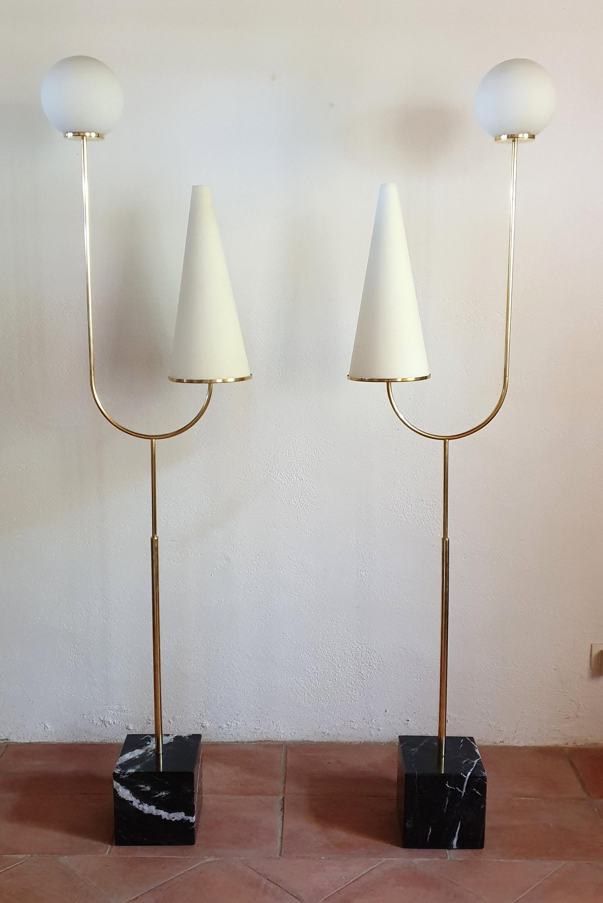 Paar große italienische Stehlampen der Jahrhundertmitte, um 1960er Jahre
Die Vintage italienischen Stehlampen sind aus schwarzem Marmor, mit weißen Adern quadratischen Sockel gemacht: 8 in. Seite, Messingrohre und zwei Milchgläser, mit je 1